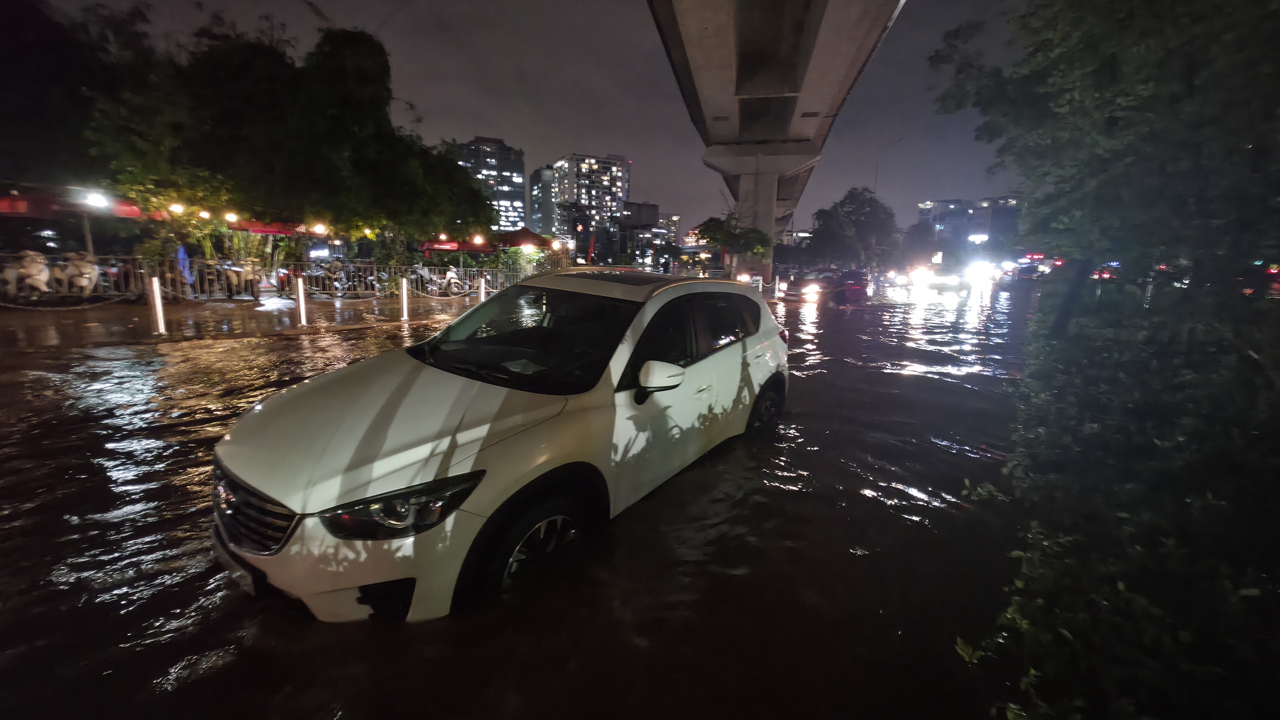 Gần đ&ecirc;m, nhiều người d&acirc;n H&agrave; Nội vẫn chưa về được đến nh&agrave;- Ảnh 71.