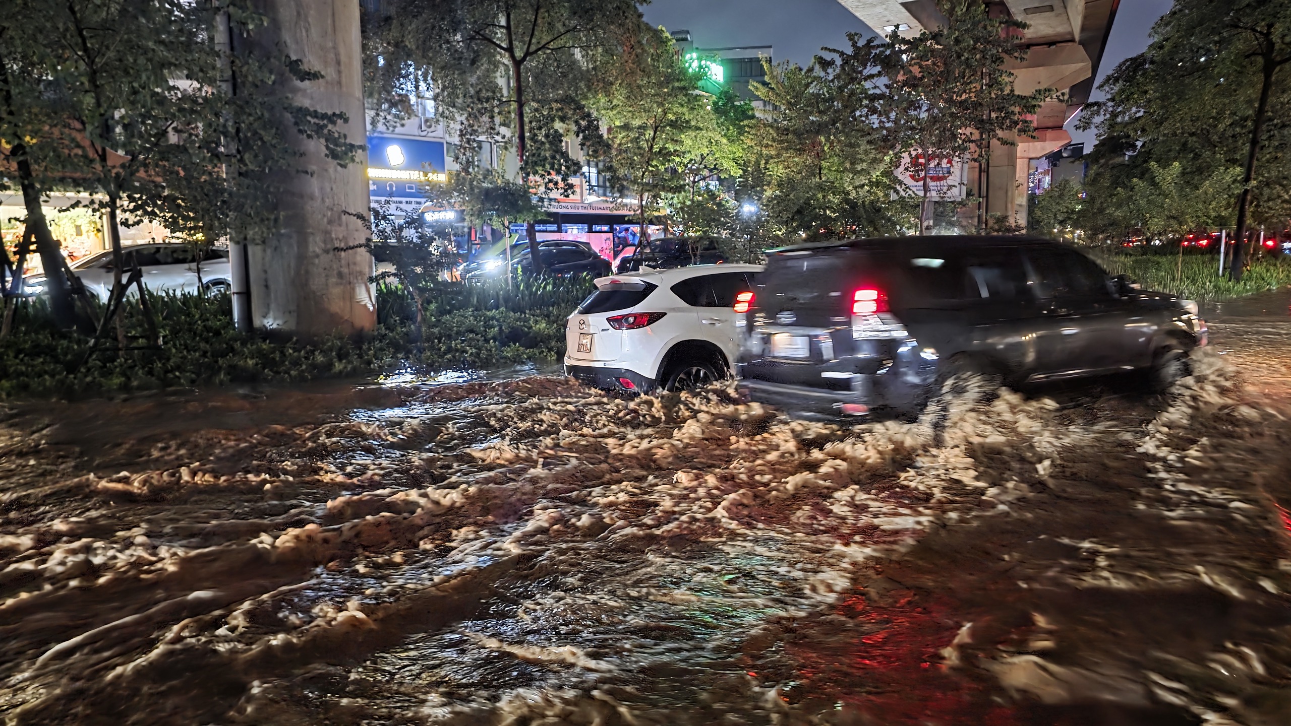 Gần đ&ecirc;m, nhiều người d&acirc;n H&agrave; Nội vẫn chưa về được đến nh&agrave;- Ảnh 72.