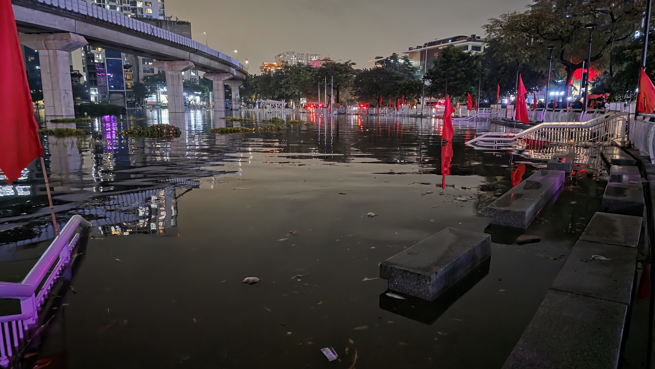 Gần đ&ecirc;m, nhiều người d&acirc;n H&agrave; Nội vẫn chưa về được đến nh&agrave;- Ảnh 73.