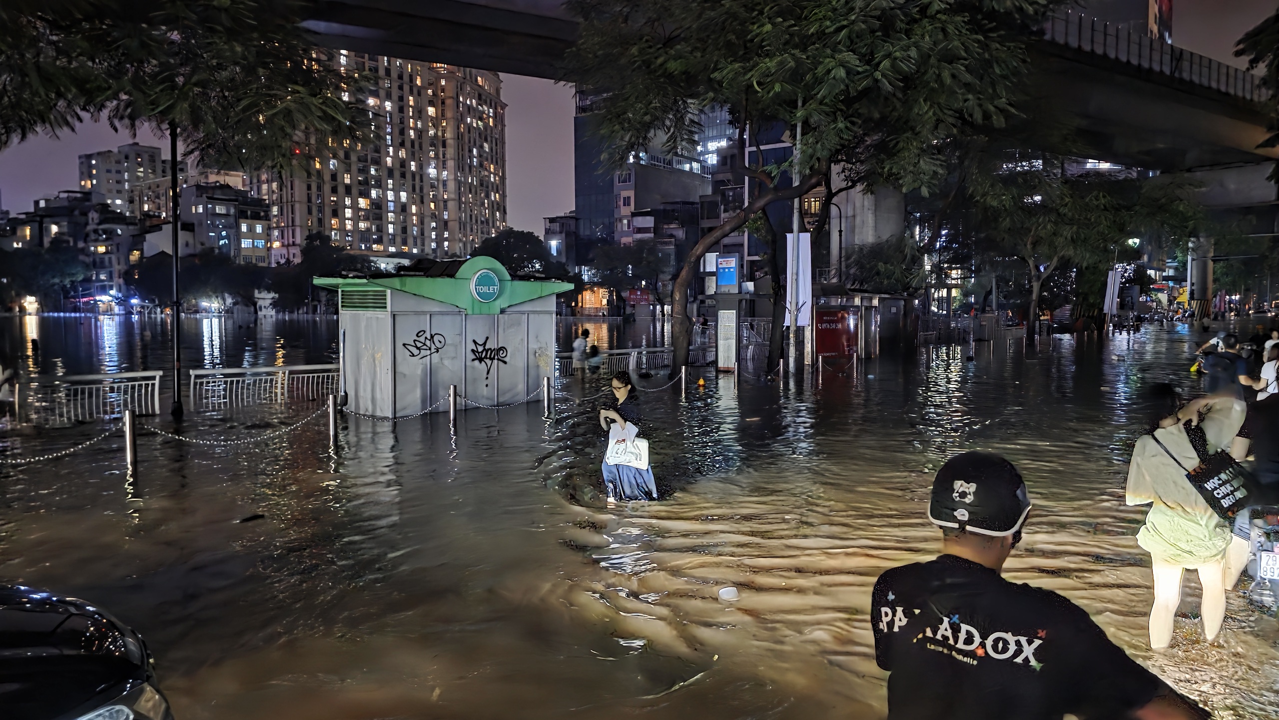 Gần đ&ecirc;m, nhiều người d&acirc;n H&agrave; Nội vẫn chưa về được đến nh&agrave;- Ảnh 74.