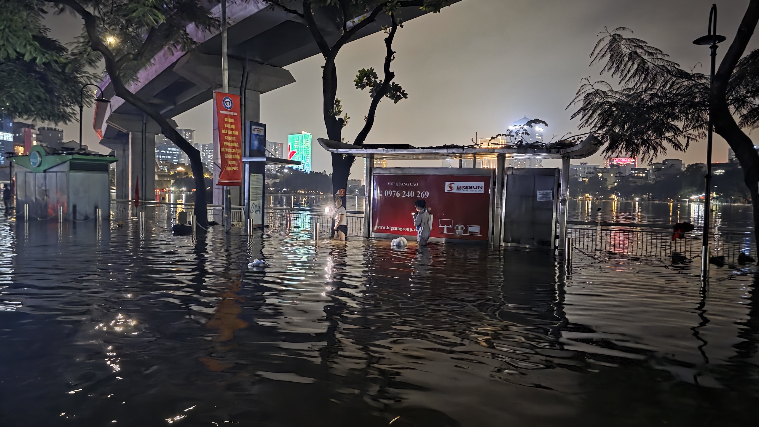 Gần đ&ecirc;m, nhiều người d&acirc;n H&agrave; Nội vẫn chưa về được đến nh&agrave;- Ảnh 75.