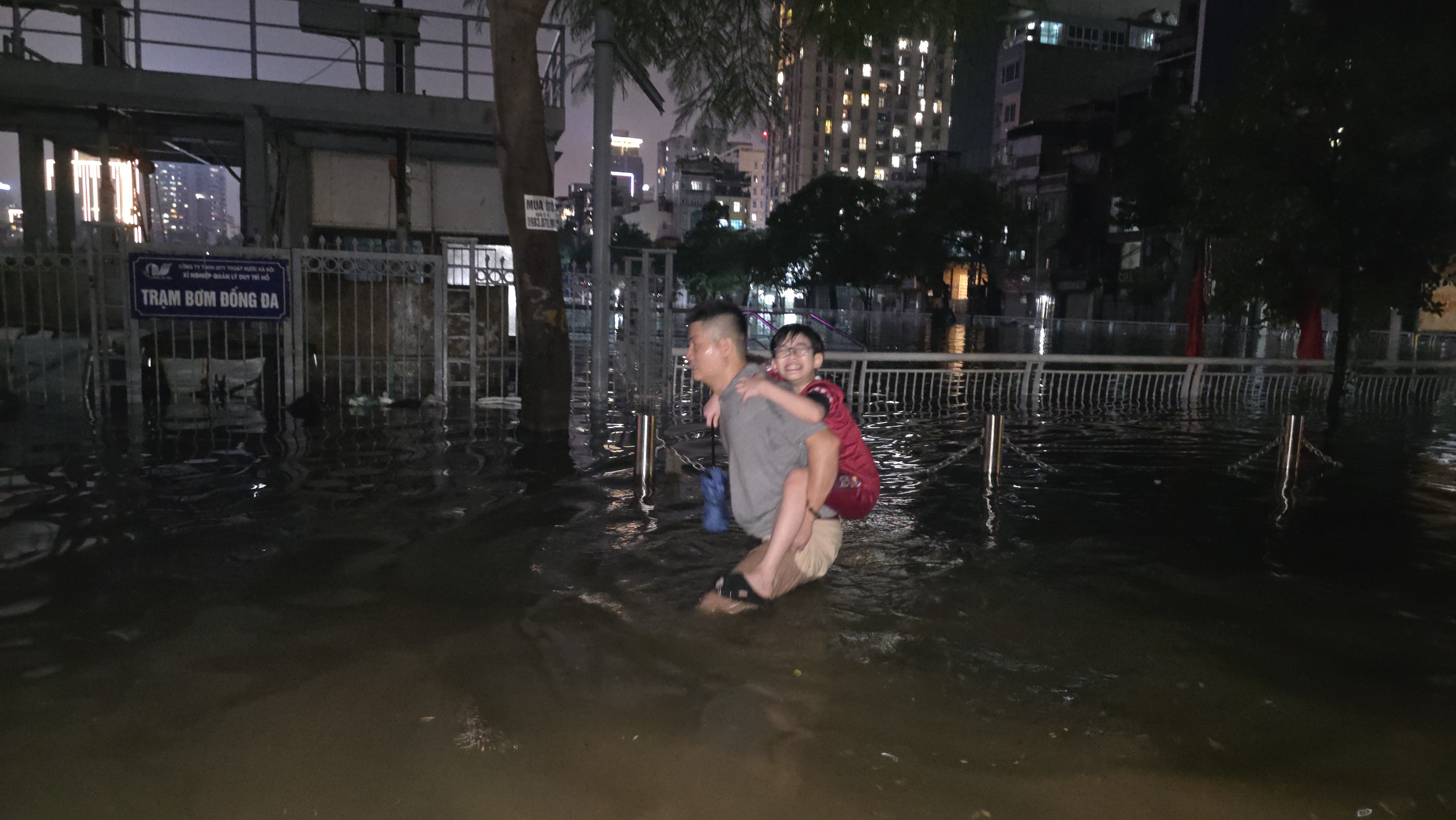 Gần đ&ecirc;m, nhiều người d&acirc;n H&agrave; Nội vẫn chưa về được đến nh&agrave;- Ảnh 76.