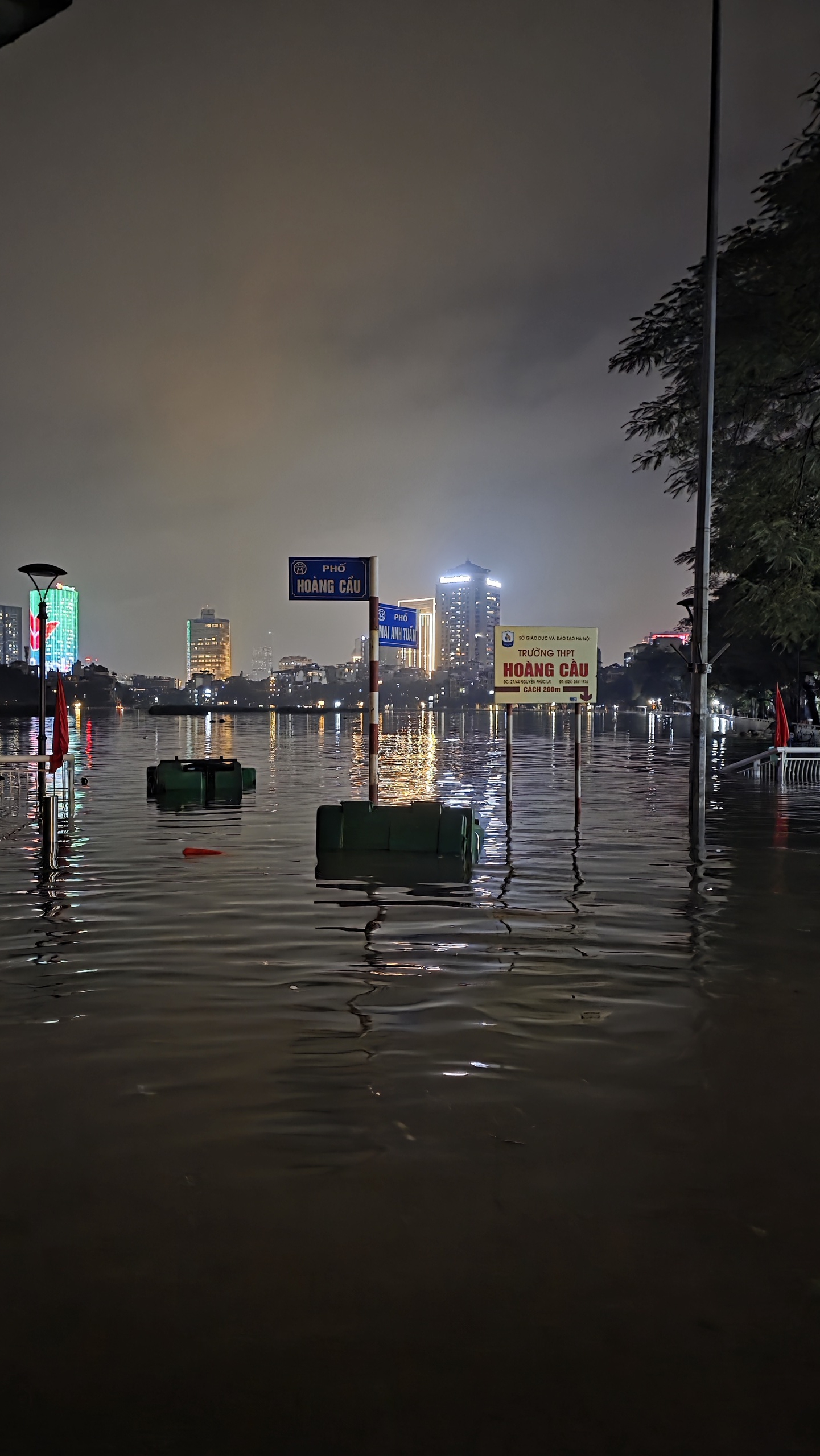 Gần đ&ecirc;m, nhiều người d&acirc;n H&agrave; Nội vẫn chưa về được đến nh&agrave;- Ảnh 77.