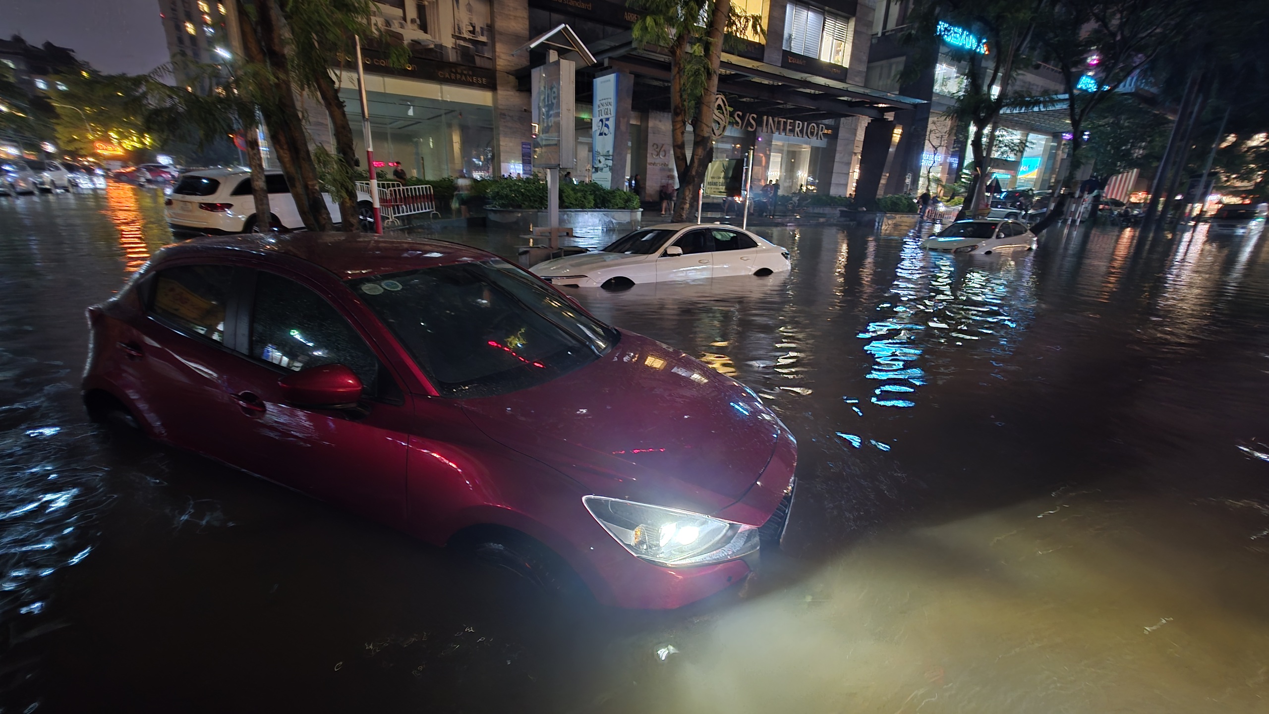 Gần đ&ecirc;m, nhiều người d&acirc;n H&agrave; Nội vẫn chưa về được đến nh&agrave;- Ảnh 78.