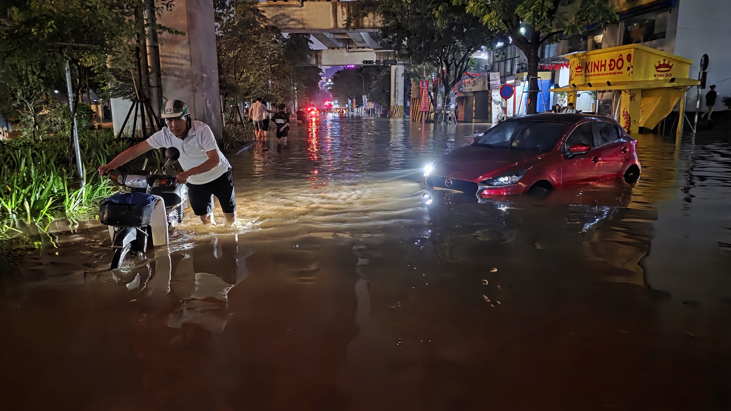 Gần đ&ecirc;m, nhiều người d&acirc;n H&agrave; Nội vẫn chưa về được đến nh&agrave;- Ảnh 79.