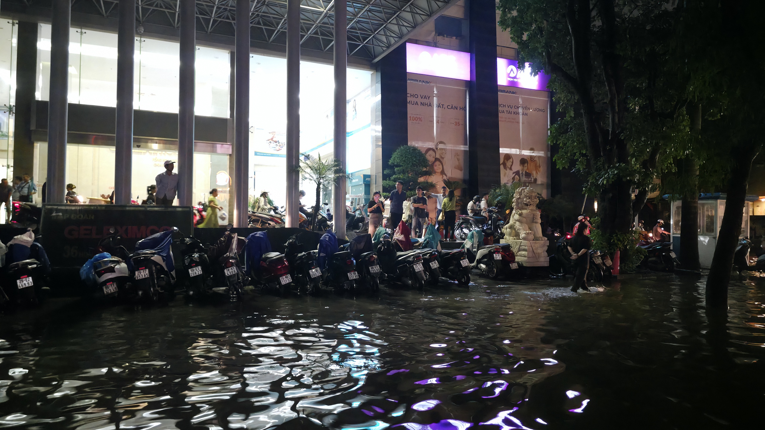 Gần đ&ecirc;m, nhiều người d&acirc;n H&agrave; Nội vẫn chưa về được đến nh&agrave;- Ảnh 80.