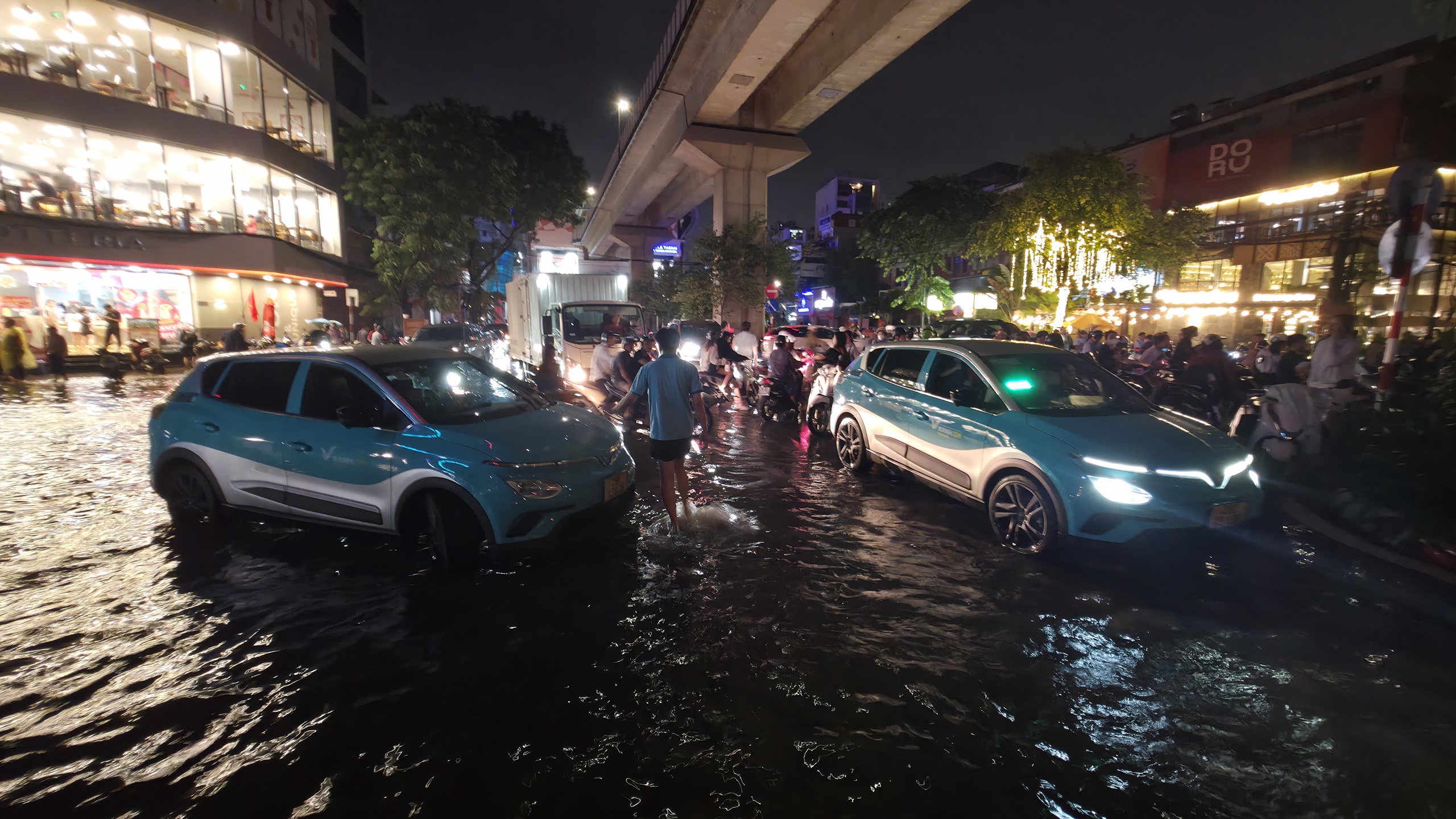 Gần đ&ecirc;m, nhiều người d&acirc;n H&agrave; Nội vẫn chưa về được đến nh&agrave;- Ảnh 81.