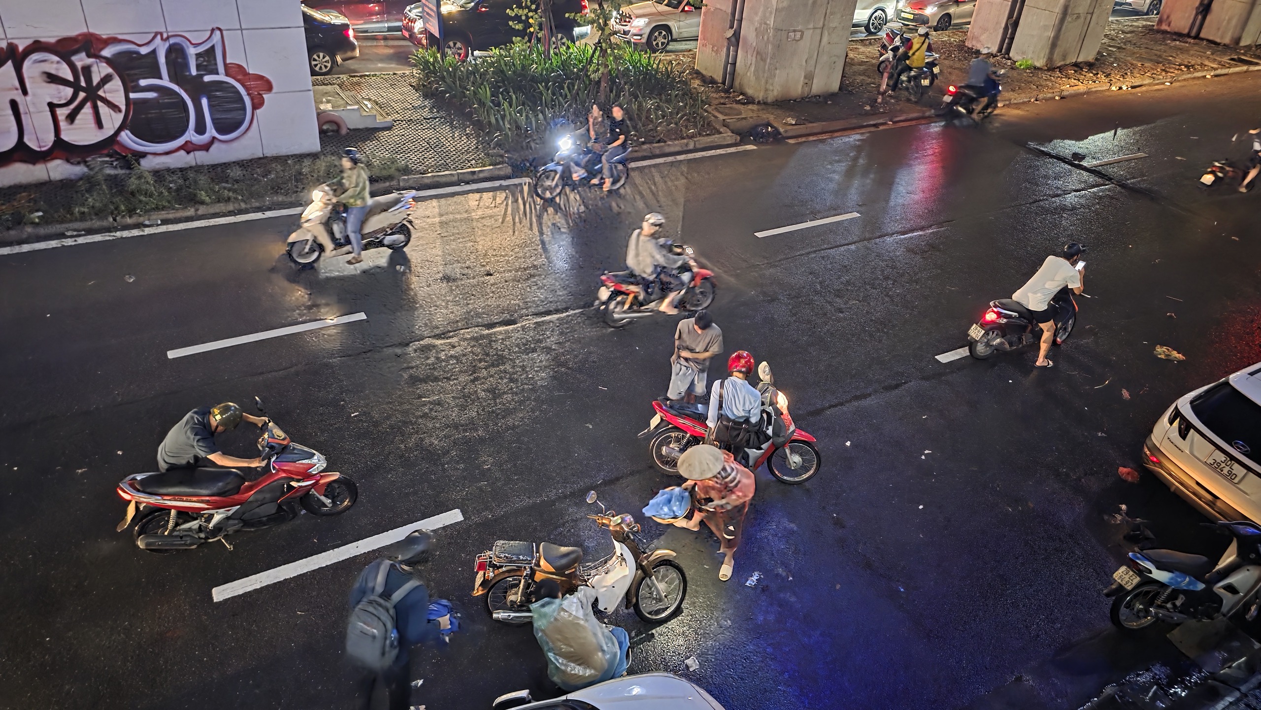 Gần đ&ecirc;m, nhiều người d&acirc;n H&agrave; Nội vẫn chưa về được đến nh&agrave;- Ảnh 82.