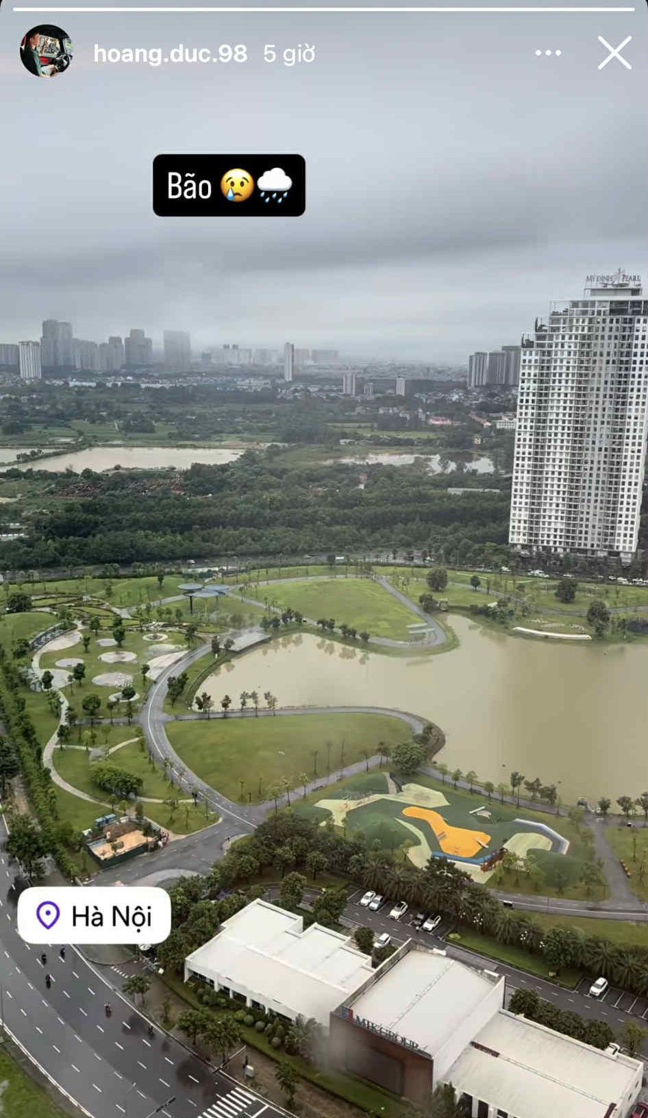 Phó tổng Đỗ Quang Vinh xắn quần lội ra ô tô trong ngày Hà Nội 