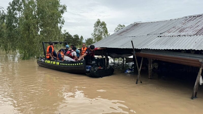 Vừa quần thảo Việt Nam, bão Bualoi tiếp tục tàn phá quốc gia này: Mưa lớn từ đêm tới sáng, nhà cửa ngập tới nóc, trường học phải đóng cửa- Ảnh 2.