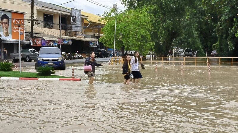 Vừa quần thảo Việt Nam, bão Bualoi tiếp tục tàn phá quốc gia này: Mưa lớn từ đêm tới sáng, nhà cửa ngập tới nóc, trường học phải đóng cửa- Ảnh 3.