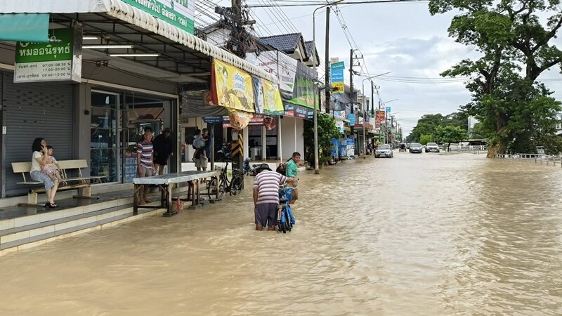 Vừa quần thảo Việt Nam, bão Bualoi tiếp tục tàn phá quốc gia này: Mưa lớn từ đêm tới sáng, nhà cửa ngập tới nóc, trường học phải đóng cửa- Ảnh 4.