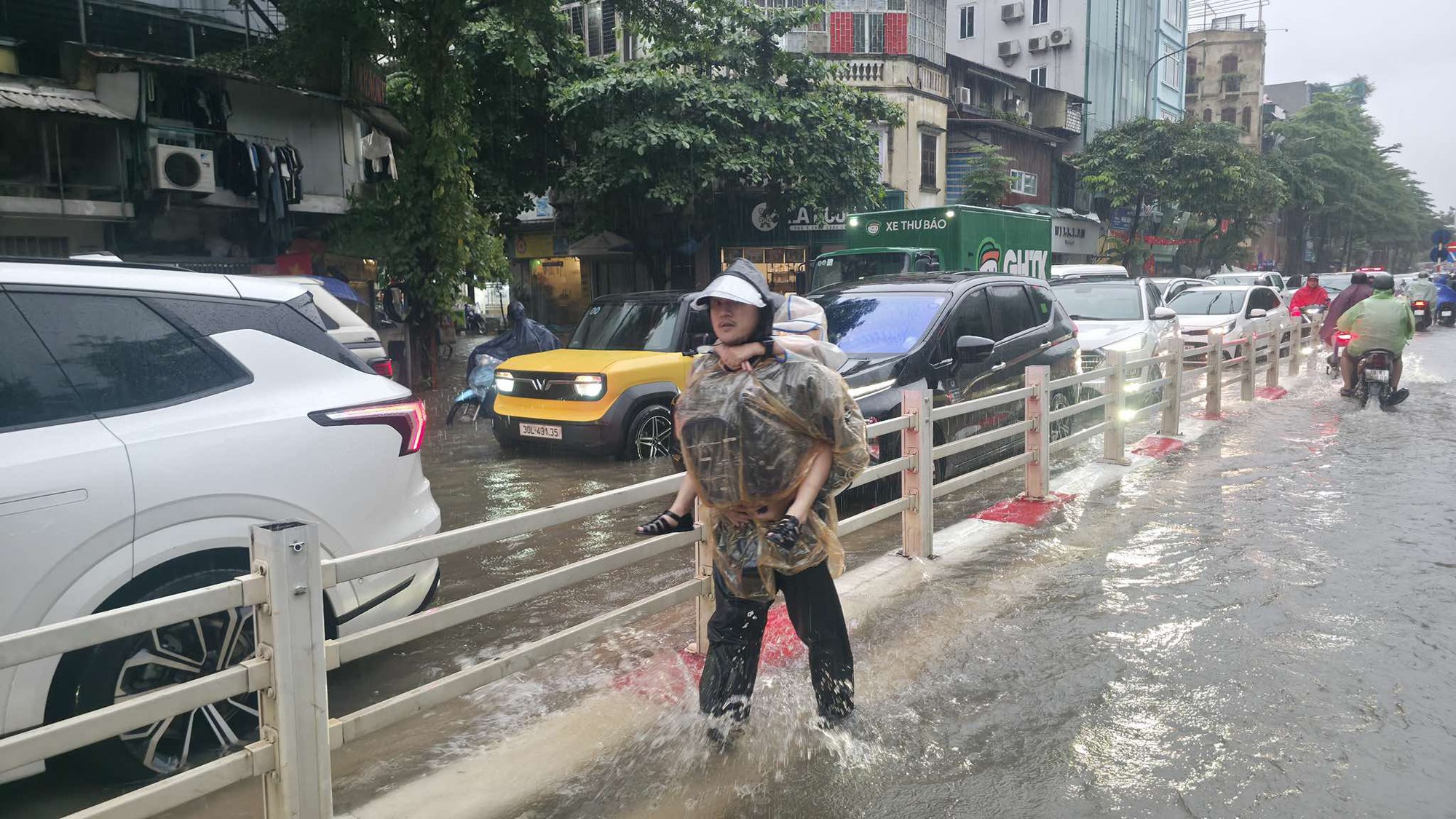Hà Nội chưa bao giờ như này: Những hình ảnh kinh hoàng nhất của trận mưa ngập từ sáng đến tối!- Ảnh 11.