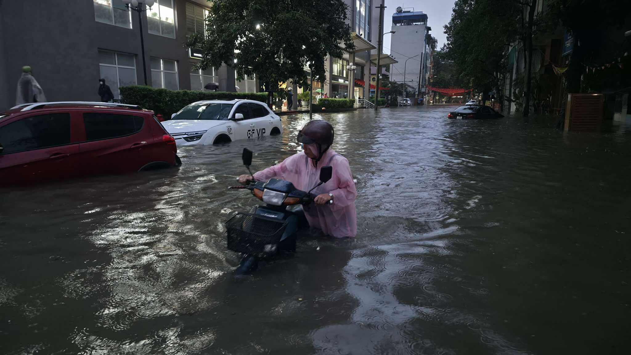 Gần đ&ecirc;m, nhiều người d&acirc;n H&agrave; Nội vẫn chưa về được đến nh&agrave;- Ảnh 57.