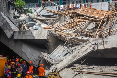 Sập trường học ở Indonesia khiến gần 100 người thương vong, 38 người đang bị vùi lấp, người thân khóc nghẹn tại hiện trường- Ảnh 1.