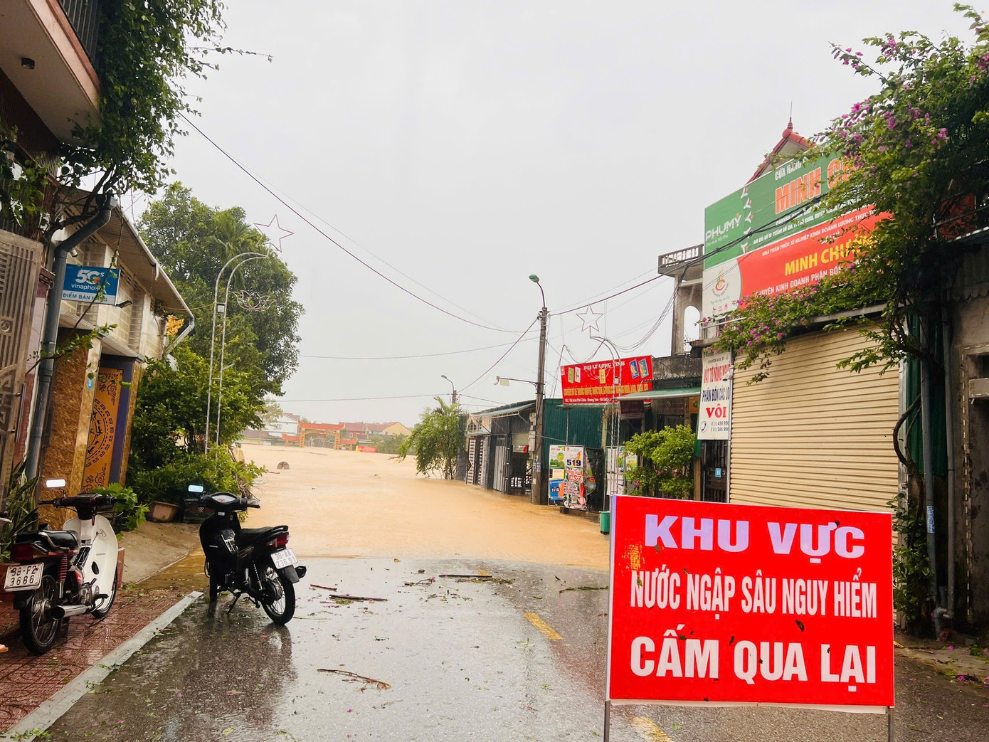 Bão số 10 'nhấn chìm' nhiều xã miền núi Hà Tĩnh- Ảnh 2.