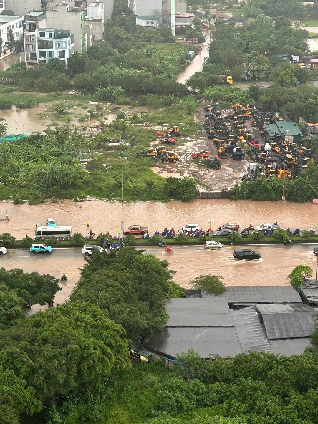 Hà Nội ngập nhiều tuyến đường, ùn tắc kéo dài do ảnh hưởng bão số 10 Bualoi, dân công sở chật vật di chuyển- Ảnh 8.