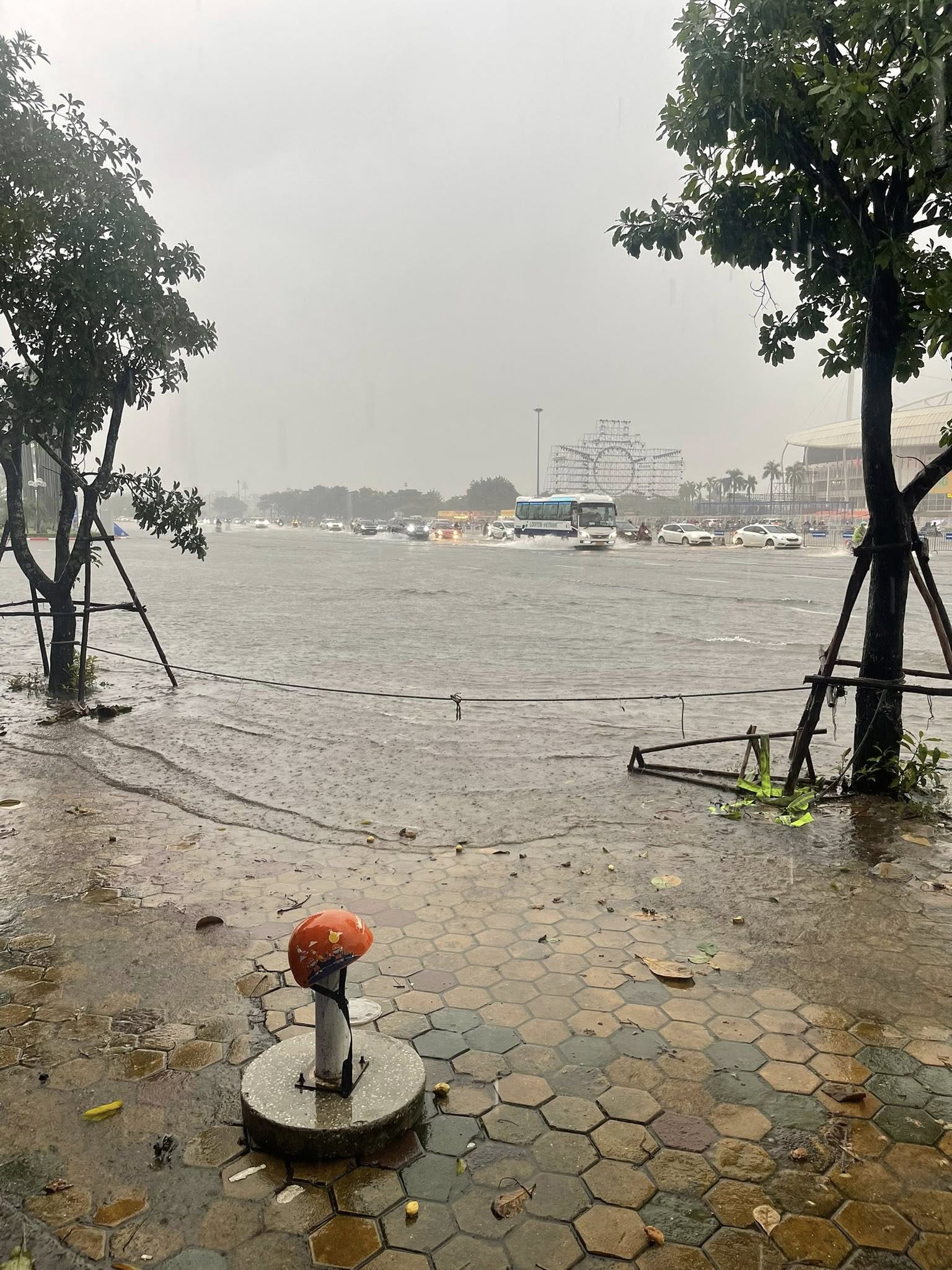 Hà Nội ngập nhiều tuyến đường, ùn tắc kéo dài do ảnh hưởng bão số 10 Bualoi, dân công sở chật vật di chuyển- Ảnh 5.