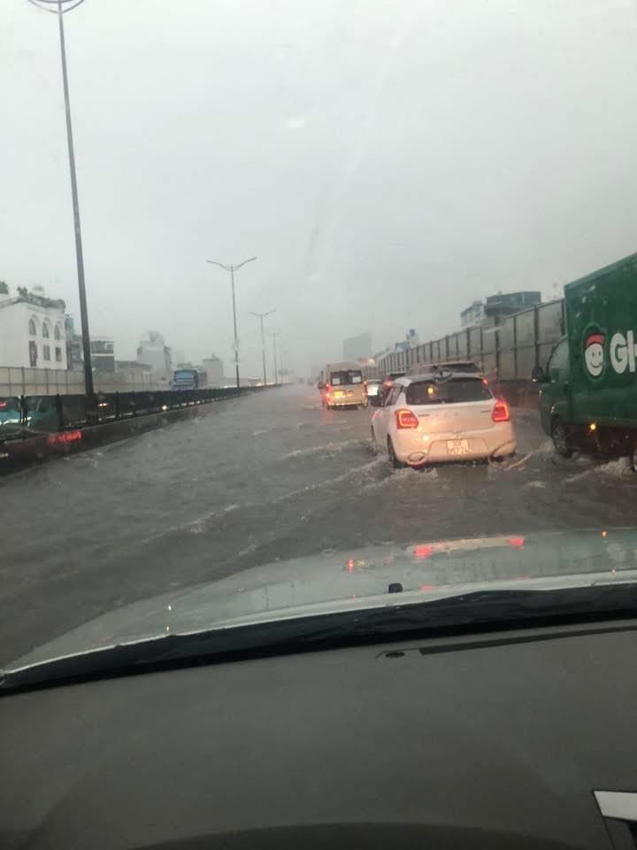 Hà Nội ngập nhiều tuyến đường, ùn tắc kéo dài do ảnh hưởng bão số 10 Bualoi, dân công sở chật vật di chuyển- Ảnh 7.