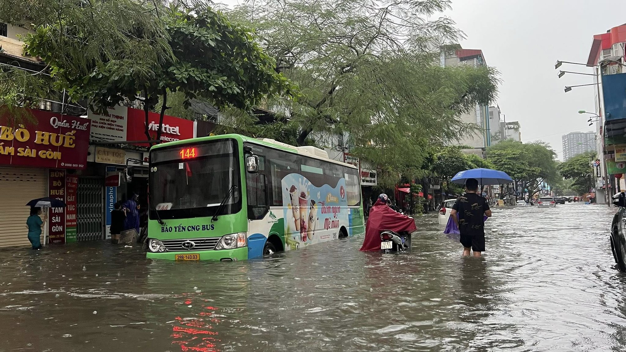 Hà Nội phát lệnh báo động lũ khẩn cấp, cảnh báo 30 điểm ngập sâu ở nội thành- Ảnh 4.