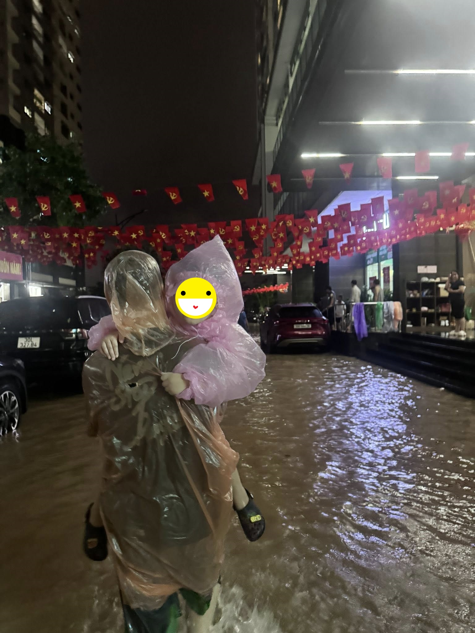 Hà Nội combo mưa + lụt: Nhân viên ăn mì tôm, xác định ngủ ở công ty, phụ huynh loay hoay 5 tiếng vẫn chưa đón được con- Ảnh 3.