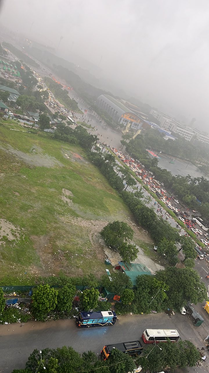 Hà Nội ngập nhiều tuyến đường, ùn tắc kéo dài do ảnh hưởng bão số 10 Bualoi, dân công sở chật vật di chuyển- Ảnh 1.
