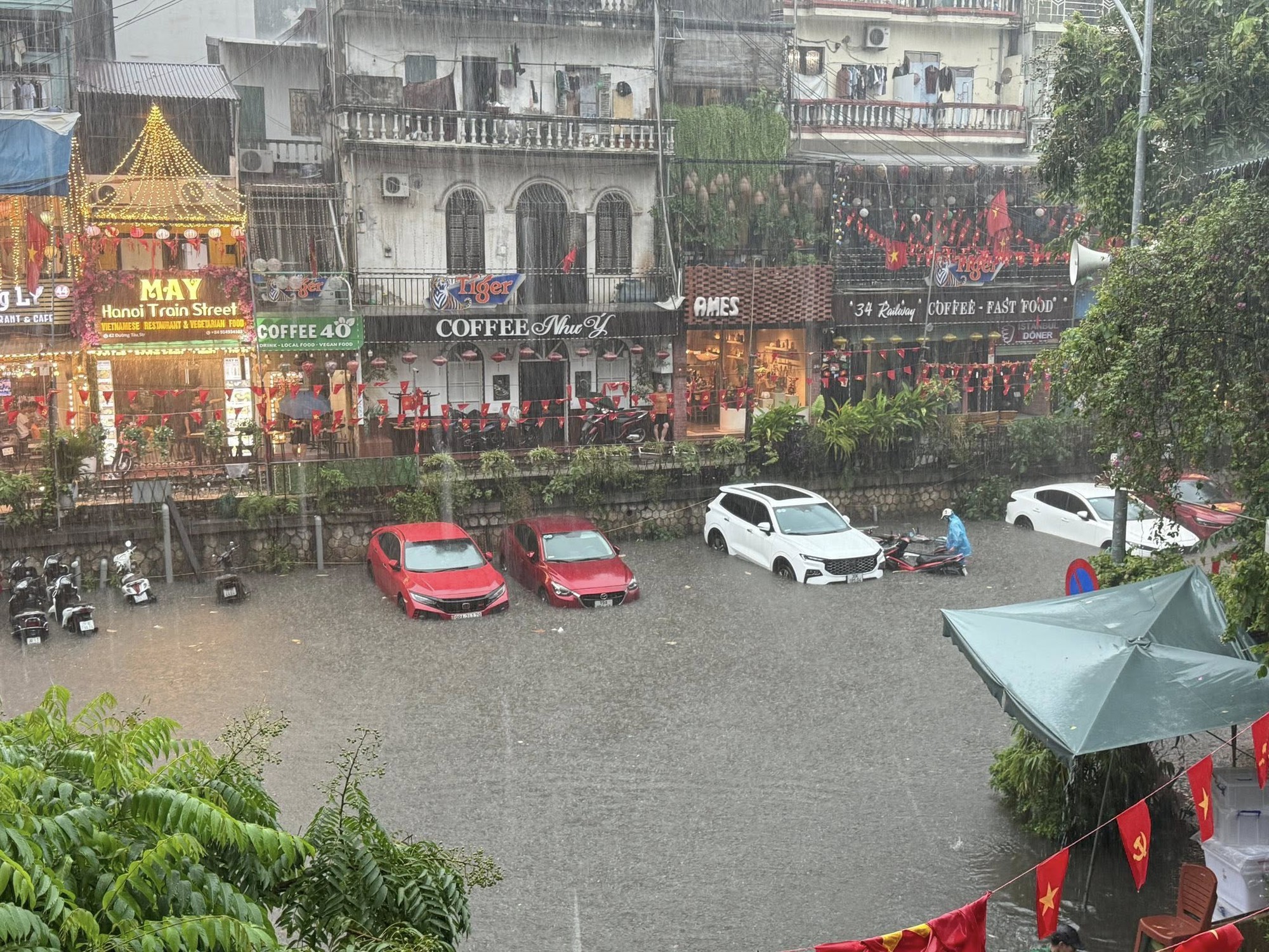 Hà Nội phát lệnh báo động lũ khẩn cấp, cảnh báo 30 điểm ngập sâu ở nội thành- Ảnh 2.