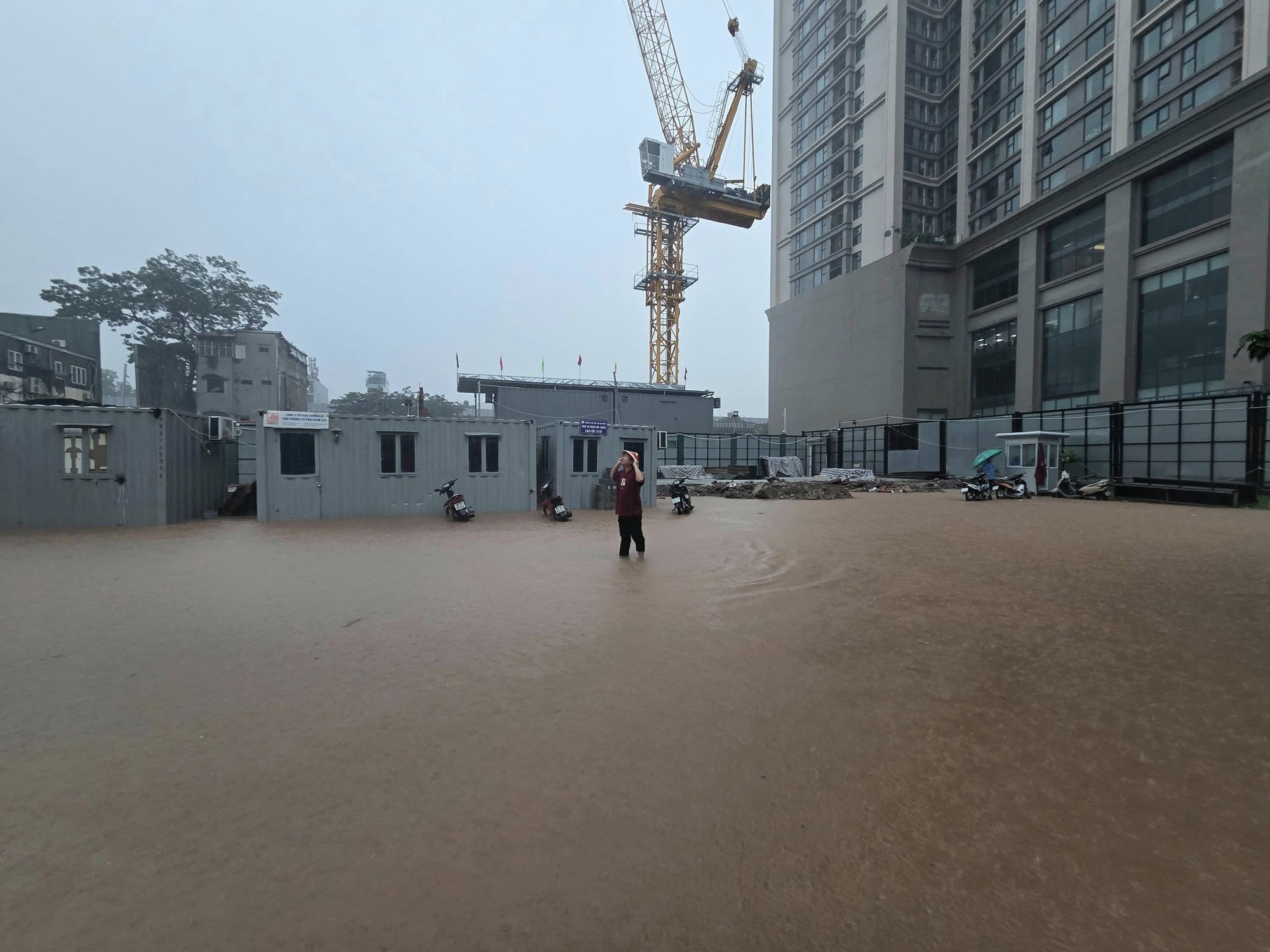 Phó tổng Đỗ Quang Vinh xắn quần lội ra ô tô trong ngày Hà Nội 