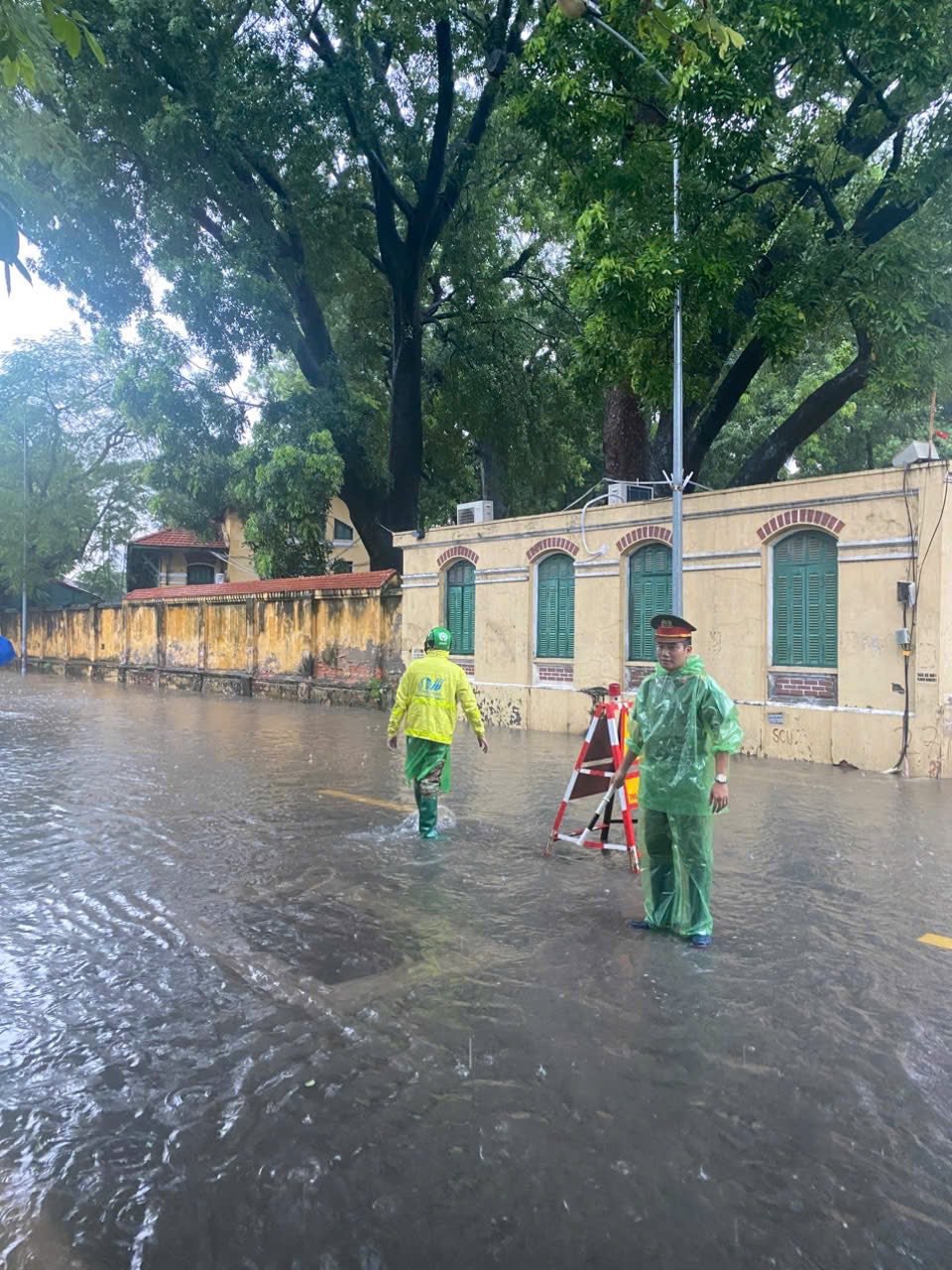 Cảnh tượng khó tin trên Hồ Gươm sau trận mưa xối xả kéo dài- Ảnh 12.