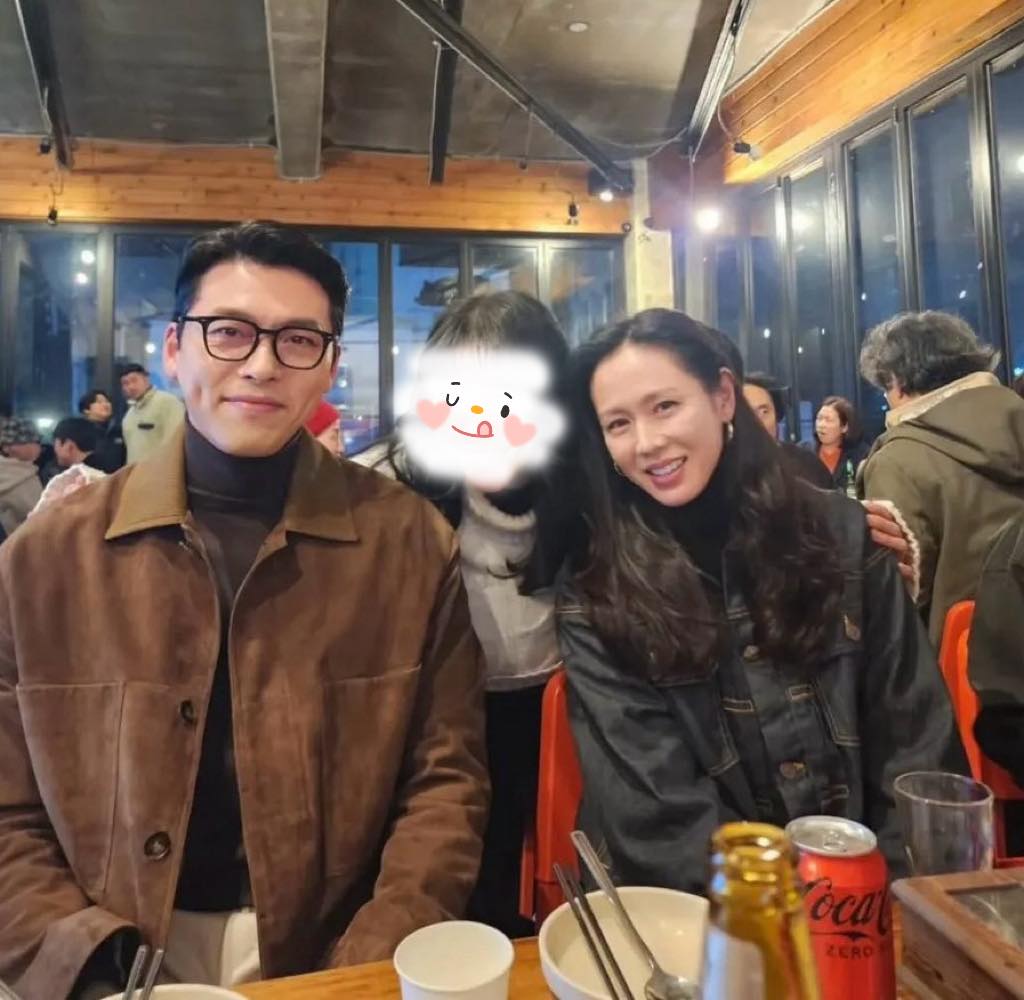 Khoảnh khắc hiếm có: Lâu rồi mới thấy ảnh Hyun Bin chụp cùng Son Ye Jin mà không bị vợ 