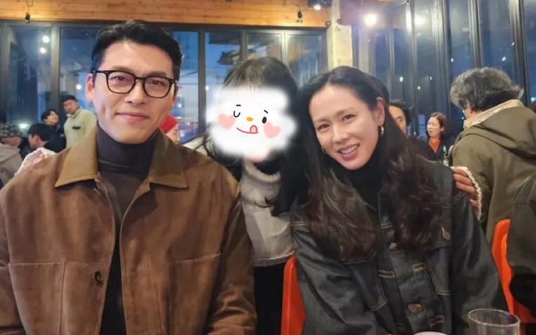 Khoảnh khắc hiếm có: Lâu rồi mới thấy ảnh Hyun Bin chụp cùng Son Ye Jin mà không bị vợ 