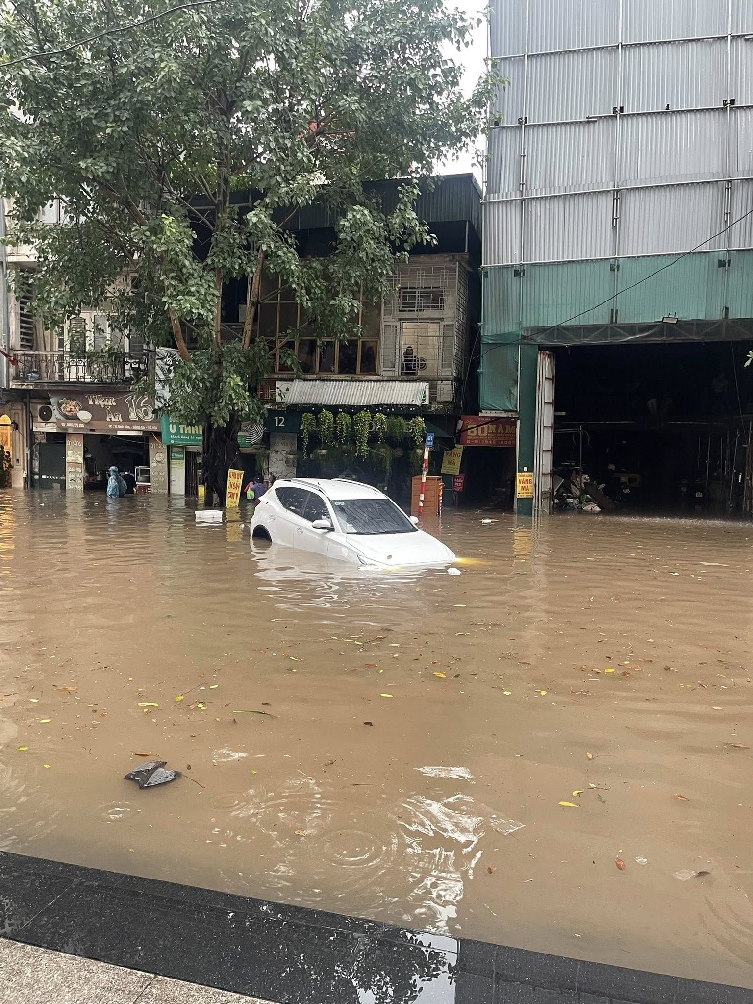Hà Nội phát lệnh báo động lũ khẩn cấp, cảnh báo 30 điểm ngập sâu ở nội thành- Ảnh 3.