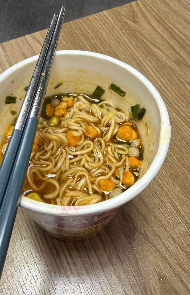 Cập nhật Hà Nội lúc này: Nhân viên ăn mì tôm, trải chiếu ngủ ở công ty, phụ huynh loay hoay 5 tiếng vẫn chưa đón được con- Ảnh 8. Cập nhật Hà Nội lúc này: Nhân viên ăn mì tôm, trải chiếu ngủ ở công ty, phụ huynh loay hoay 5 tiếng vẫn chưa đón được con- Ảnh 8.