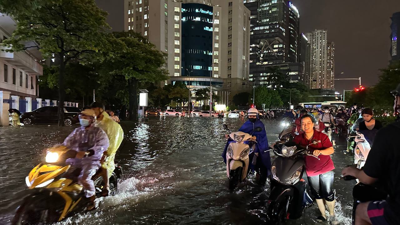 Cập nhật Hà Nội lúc này: Nhân viên ăn mì tôm, trải chiếu ngủ ở công ty, phụ huynh loay hoay 5 tiếng vẫn chưa đón được con- Ảnh 7. Cập nhật Hà Nội lúc này: Nhân viên ăn mì tôm, trải chiếu ngủ ở công ty, phụ huynh loay hoay 5 tiếng vẫn chưa đón được con- Ảnh 7.
