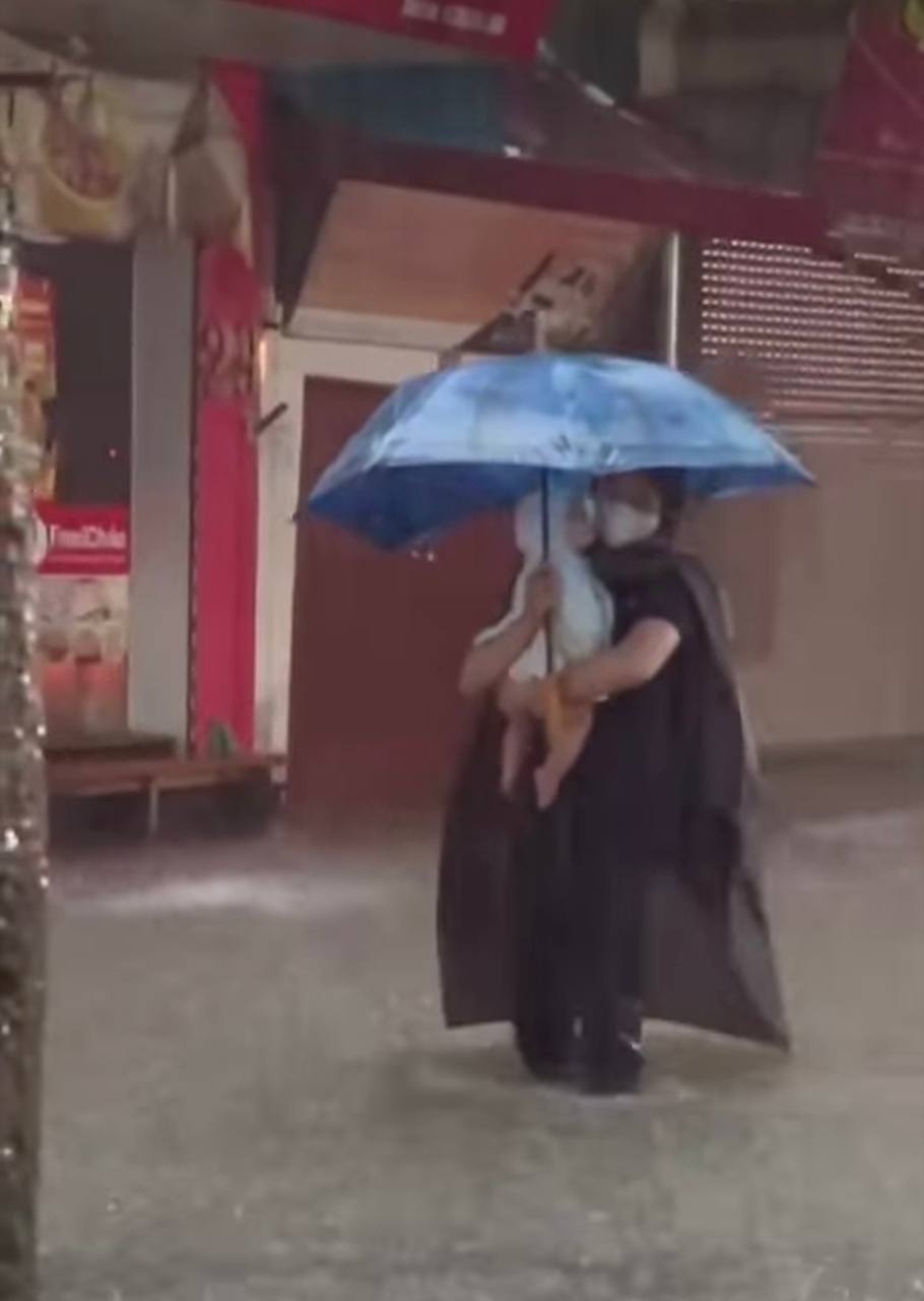 Hà Nội combo mưa + lụt: Nhân viên ăn mì tôm, xác định ngủ ở công ty, phụ huynh loay hoay 5 tiếng vẫn chưa đón được con- Ảnh 2.