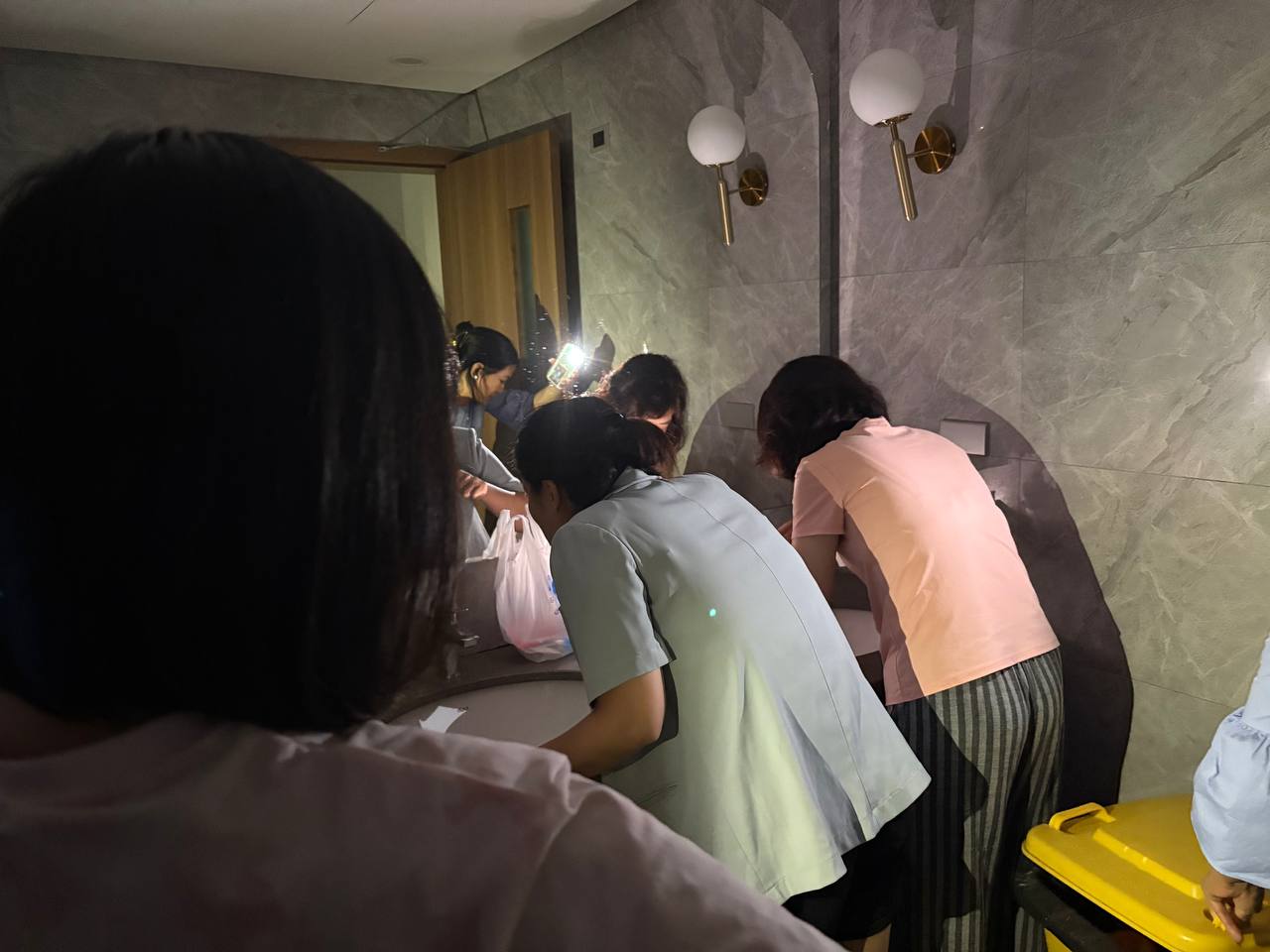 Hà Nội gần nửa đêm, điểm danh các bác ở lại công ty: Tôi, đã sẵn sàng giường, đồ ăn, tắm rửa!!!!- Ảnh 3.