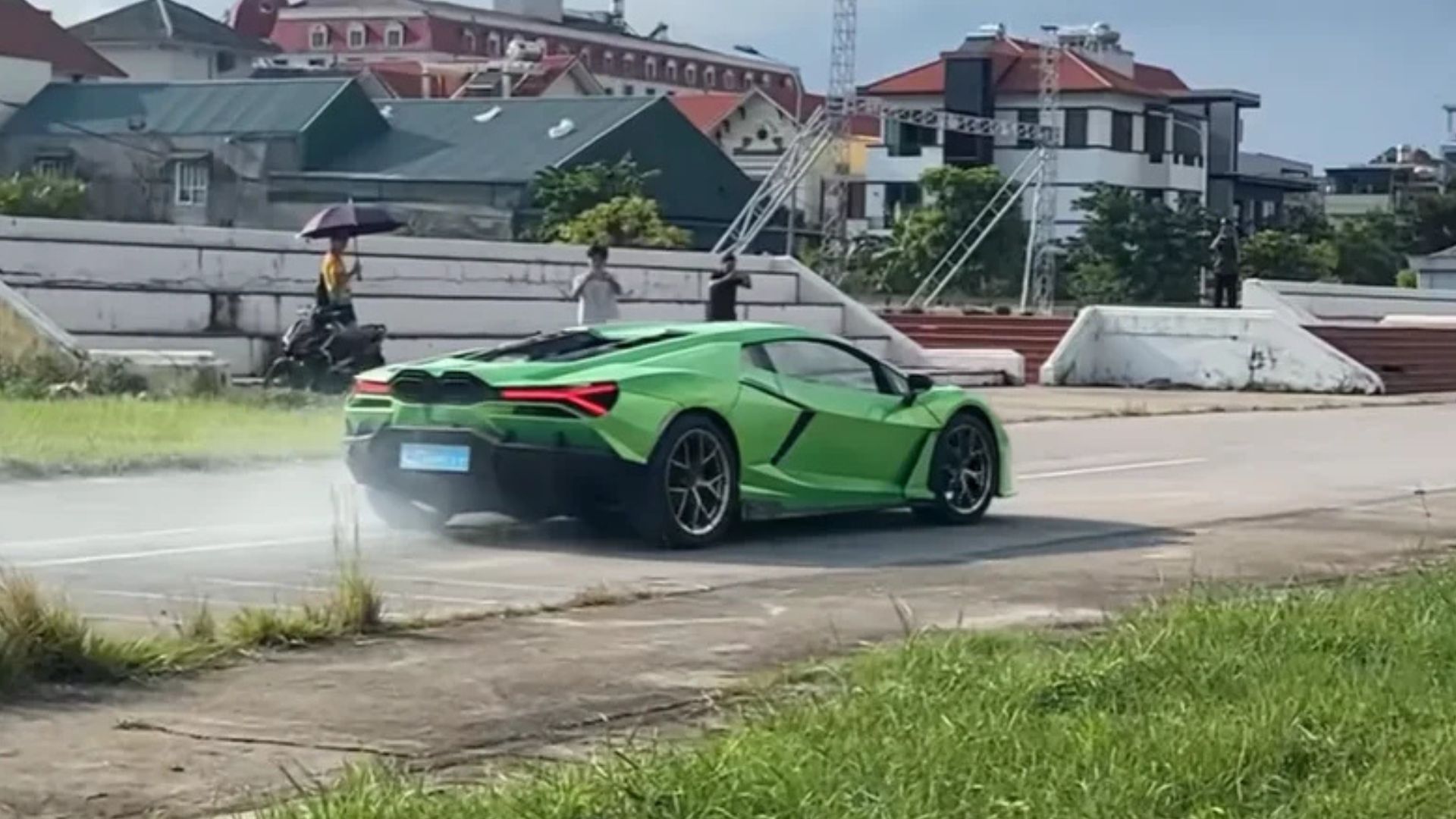Biến chiếc Nissan cũ hỏng thành Lamborghini Revuelto, các thợ xe Việt Nam được thế giới ngả mũ khâm phục- Ảnh 7.