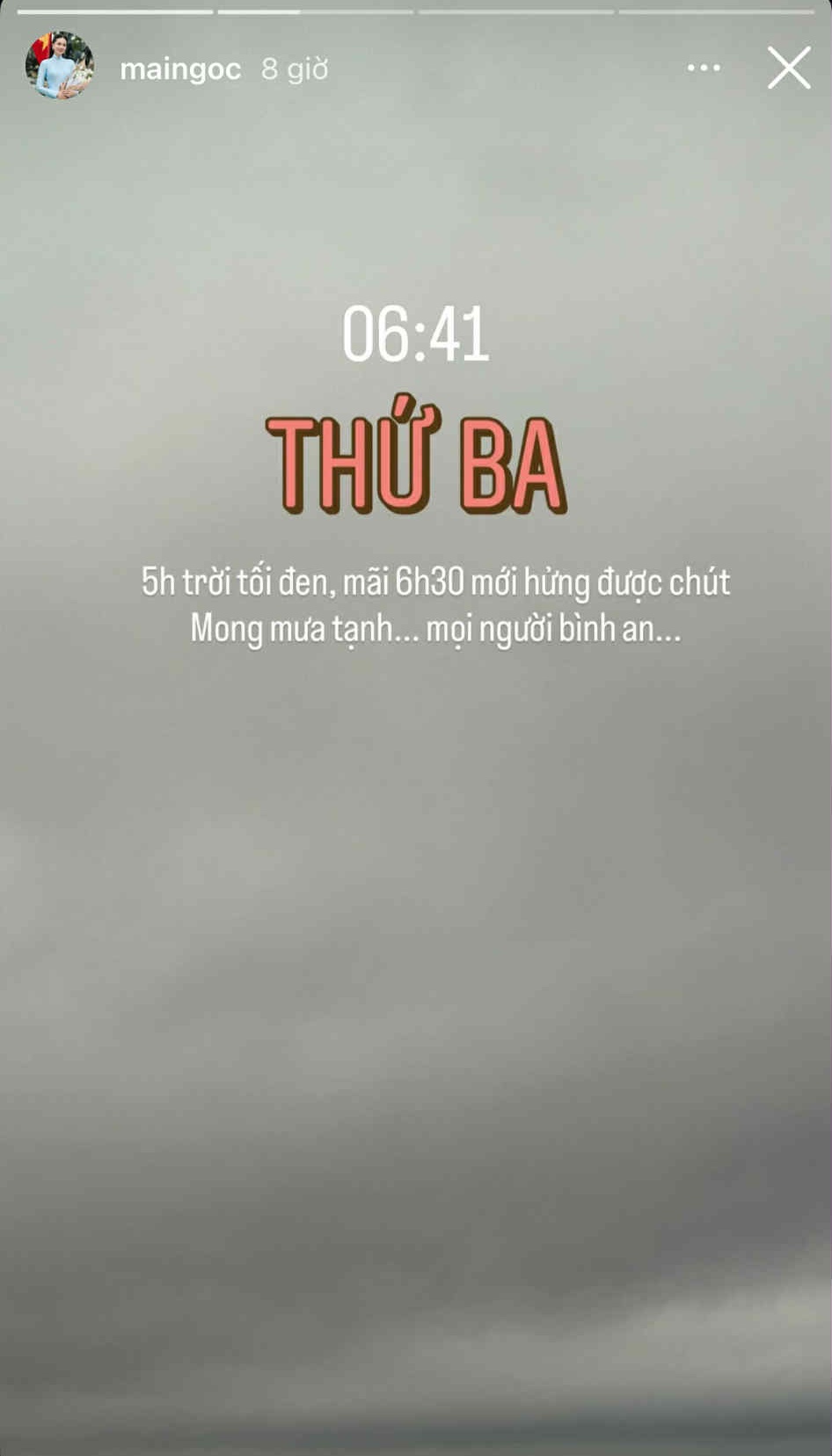 Phó tổng Đỗ Quang Vinh xắn quần lội ra ô tô trong ngày Hà Nội 