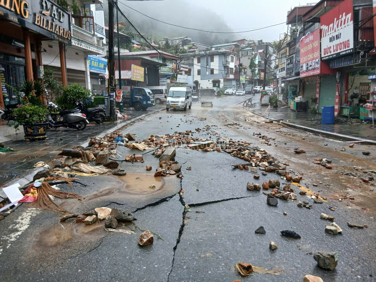 Không dám tin đây là bản Cát Cát: Lũ dữ cuồn cuộn "nuốt chửng" sự yên bình của ngôi làng đẹp nhất vùng Tây Bắc- Ảnh 2.