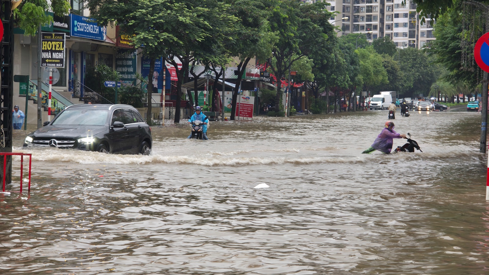 Mưa tầm tã không ngớt, "khu nhà giàu" Hà Nội ngập sâu: Nhiều biệt thự phải dựng rào chắn bằng tấm tôn, ngăn nước tràn vào- Ảnh 7.