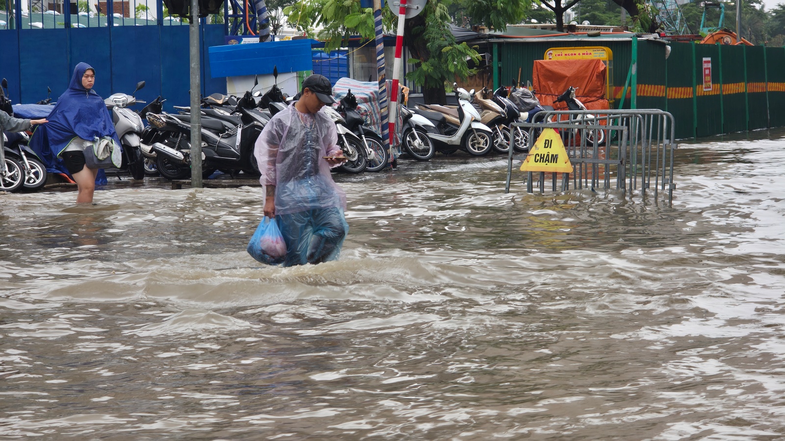 Mưa tầm tã không ngớt, "khu nhà giàu" Hà Nội ngập sâu: Nhiều biệt thự phải dựng rào chắn bằng tấm tôn, ngăn nước tràn vào- Ảnh 12.