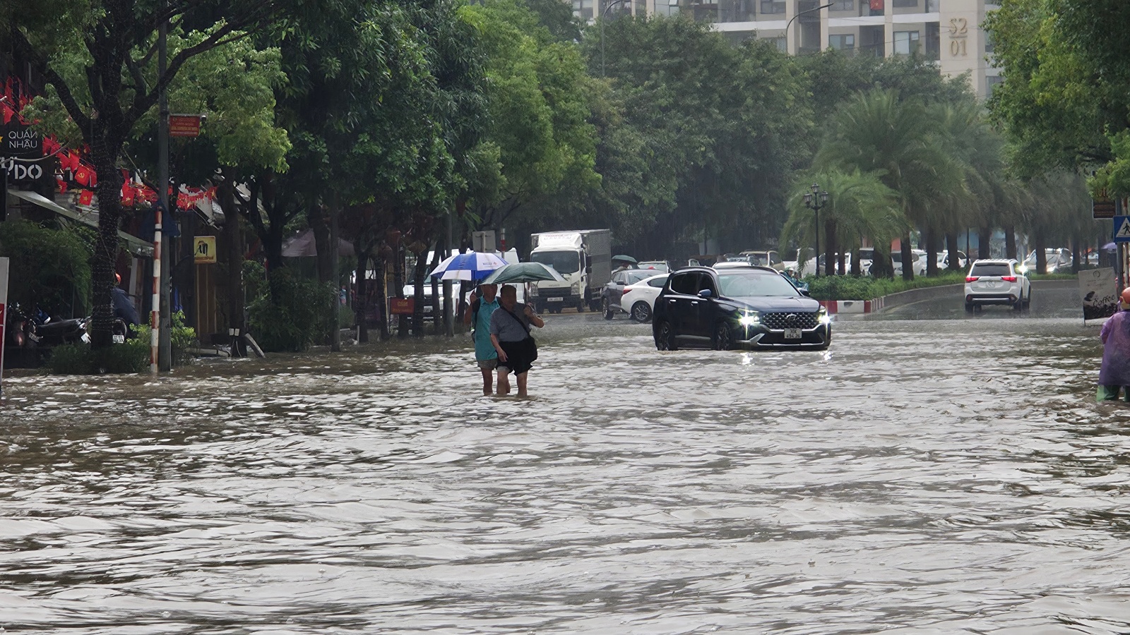 Mưa tầm tã không ngớt, "khu nhà giàu" Hà Nội ngập sâu: Nhiều biệt thự phải dựng rào chắn bằng tấm tôn, ngăn nước tràn vào- Ảnh 9.