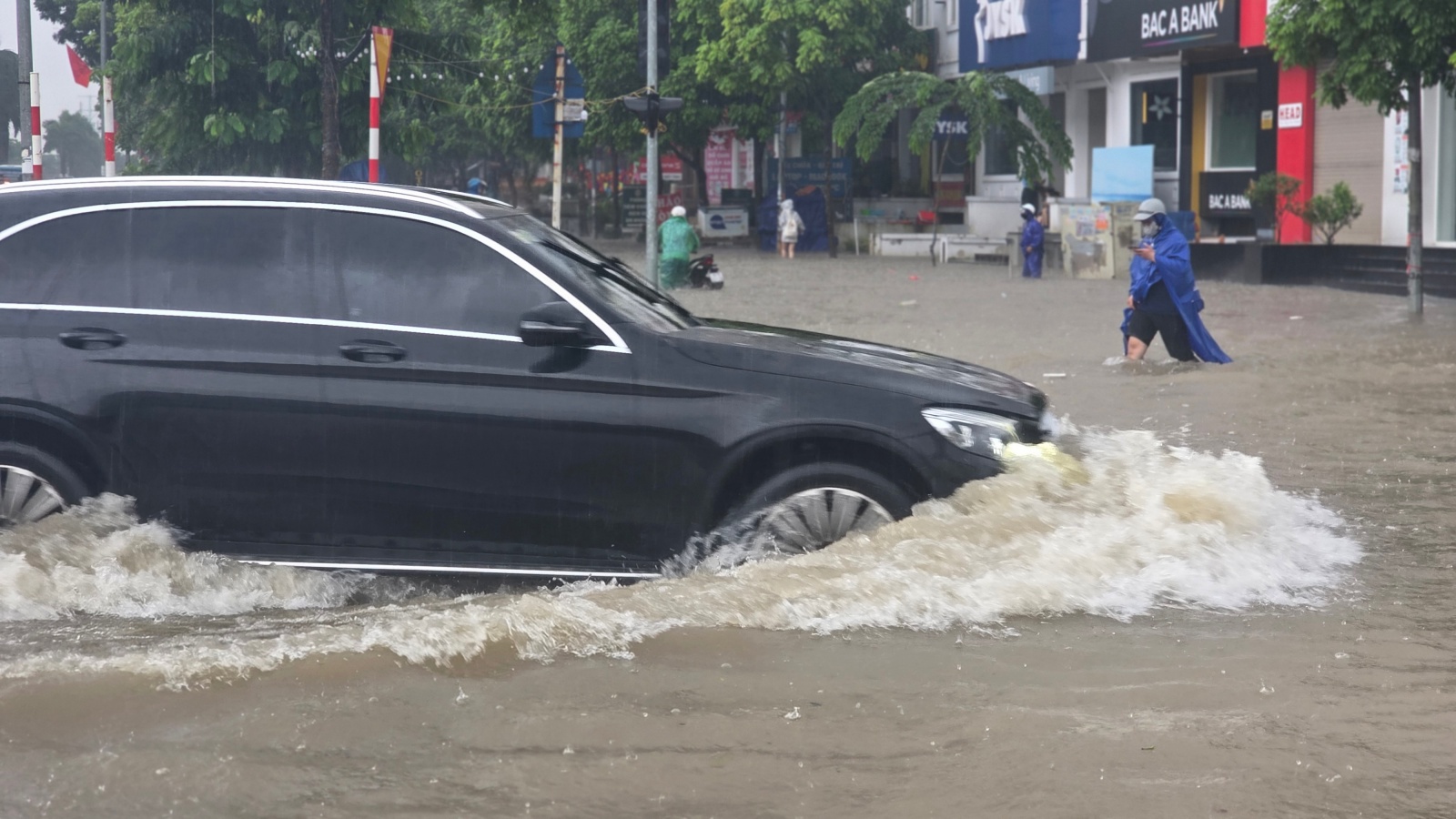 Mưa tầm tã không ngớt, "khu nhà giàu" Hà Nội ngập sâu: Nhiều biệt thự phải dựng rào chắn bằng tấm tôn, ngăn nước tràn vào- Ảnh 6.