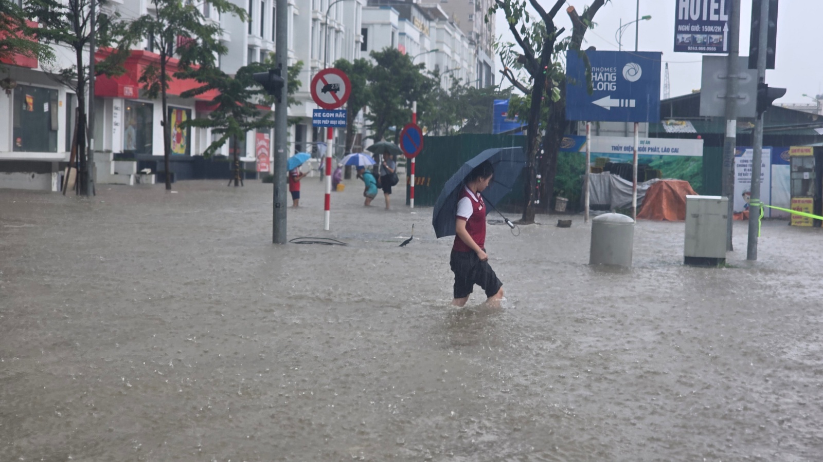 Mưa tầm tã không ngớt, "khu nhà giàu" Hà Nội ngập sâu: Nhiều biệt thự phải dựng rào chắn bằng tấm tôn, ngăn nước tràn vào- Ảnh 13.