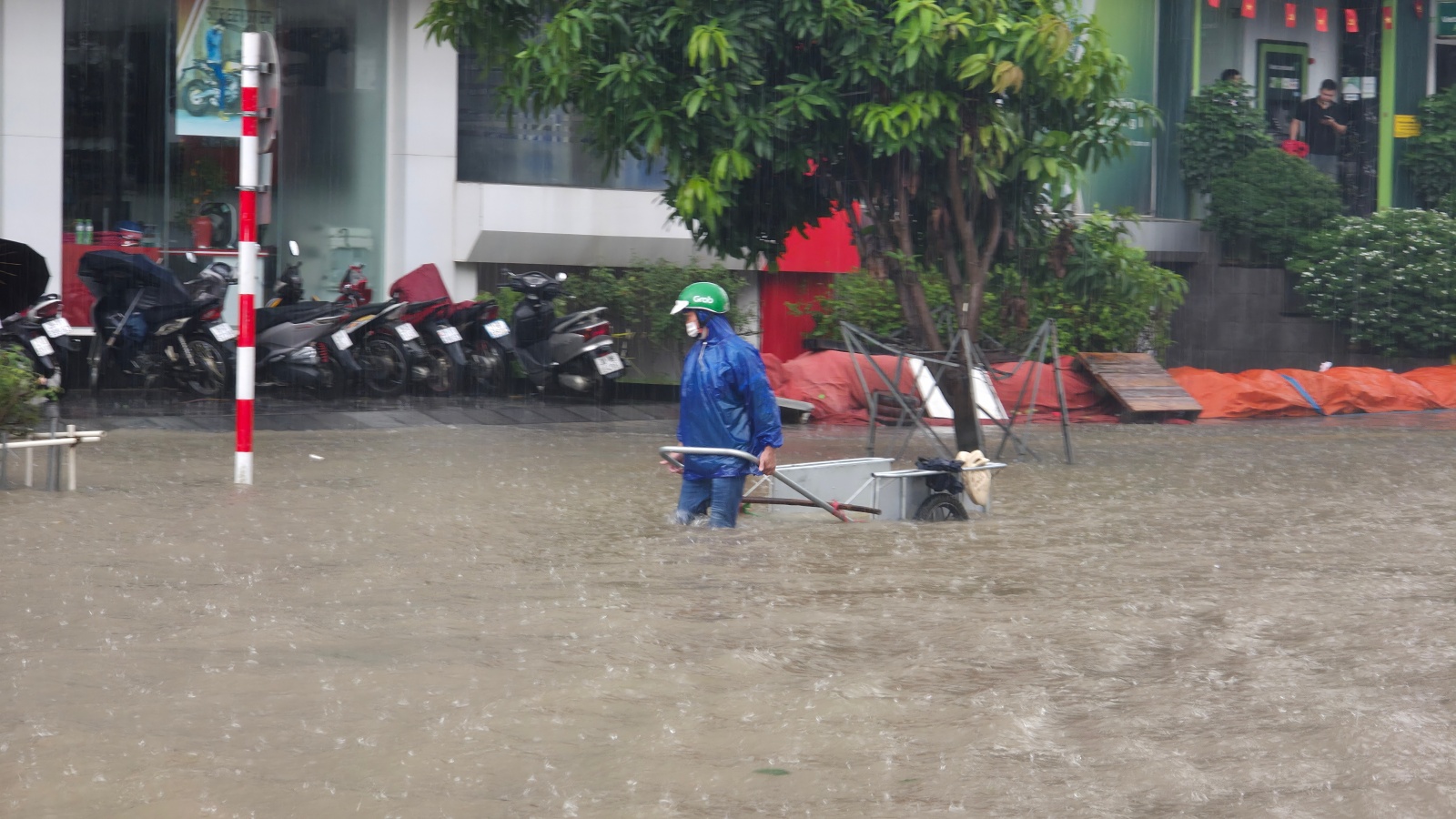 Mưa tầm tã không ngớt, "khu nhà giàu" Hà Nội ngập sâu: Nhiều biệt thự phải dựng rào chắn bằng tấm tôn, ngăn nước tràn vào- Ảnh 5.