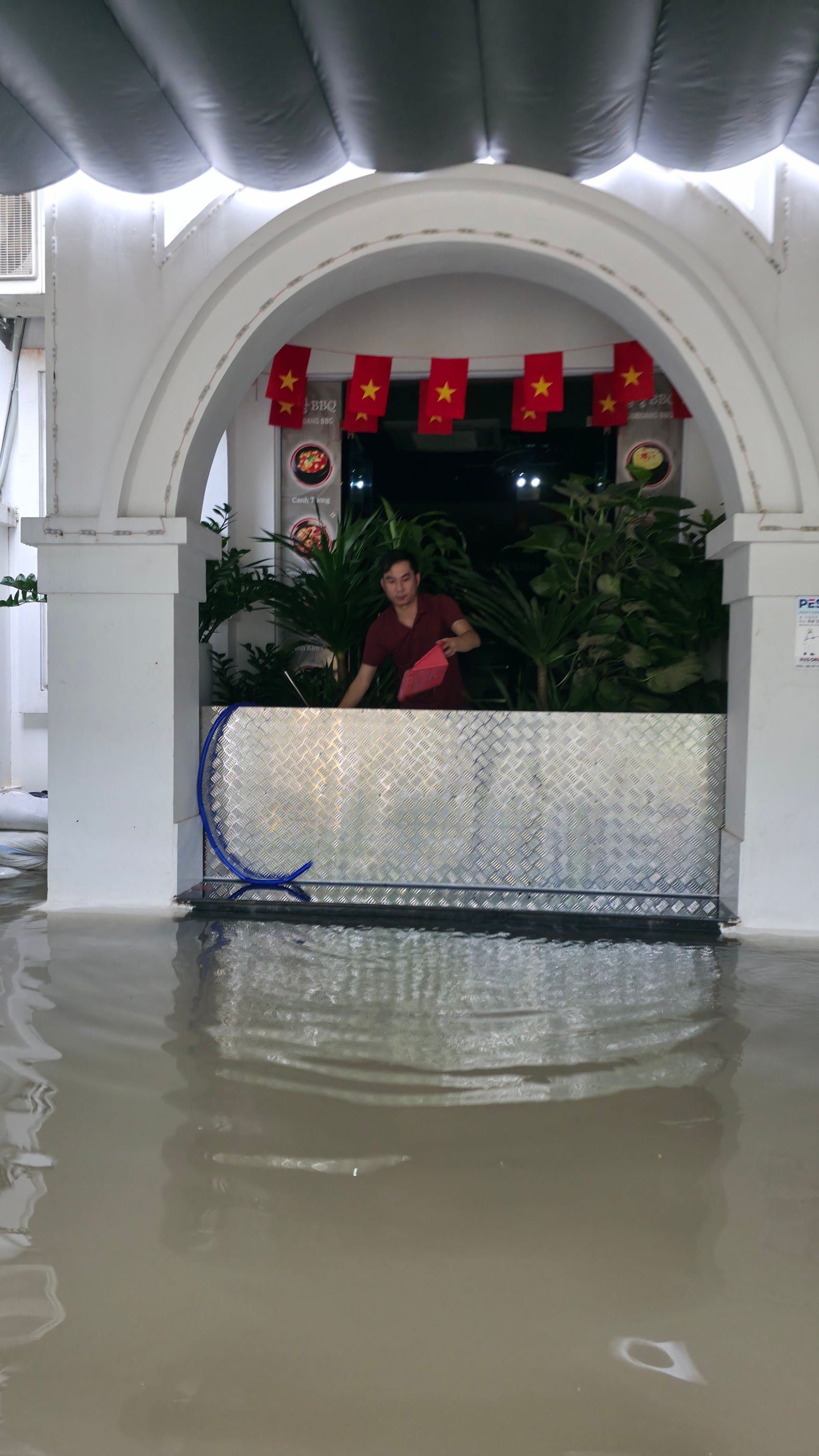 Mưa tầm tã không ngớt, "khu nhà giàu" Hà Nội ngập sâu: Nhiều biệt thự phải dựng rào chắn bằng tấm tôn, ngăn nước tràn vào- Ảnh 16.