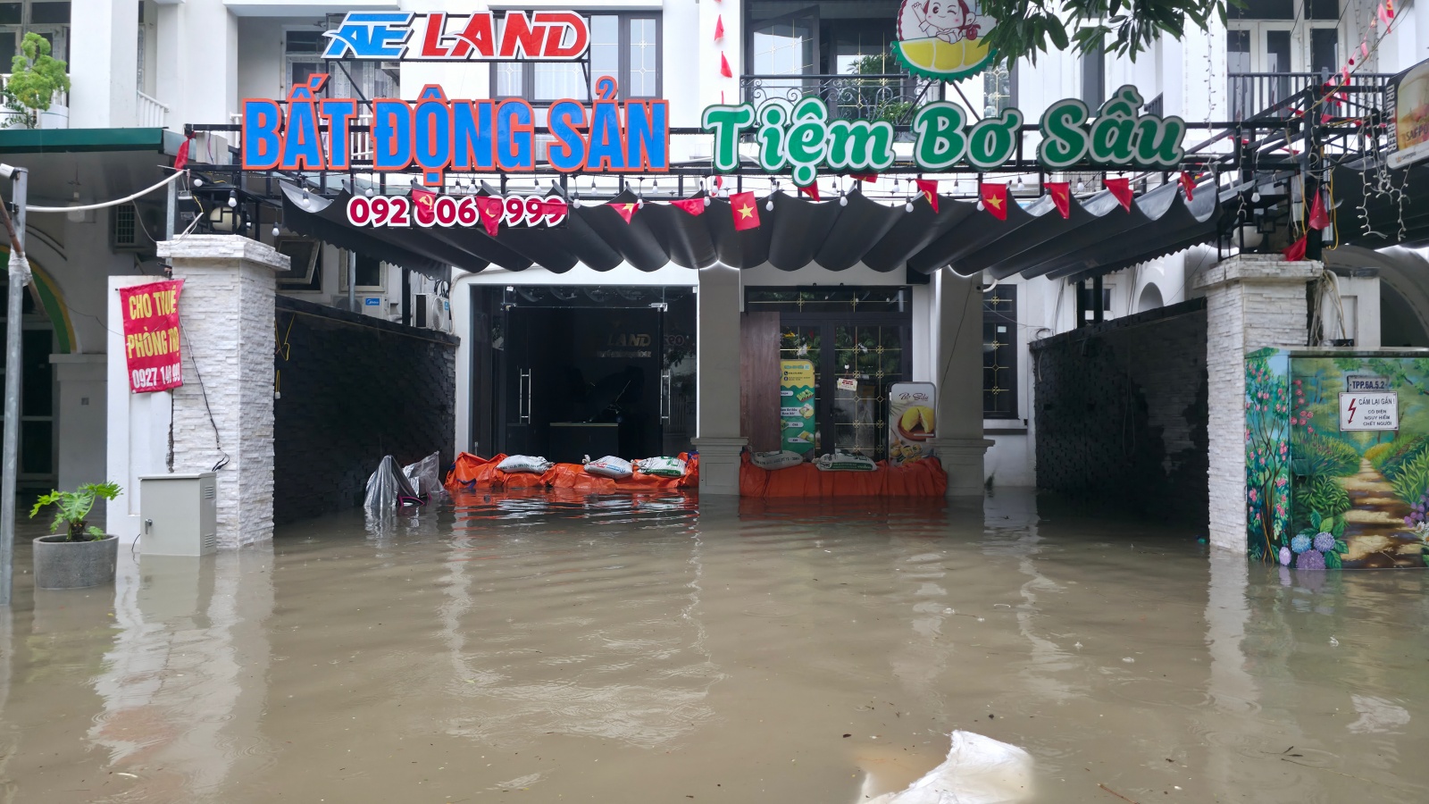 Mưa tầm tã không ngớt, "khu nhà giàu" Hà Nội ngập sâu: Nhiều biệt thự phải dựng rào chắn bằng tấm tôn, ngăn nước tràn vào- Ảnh 17.