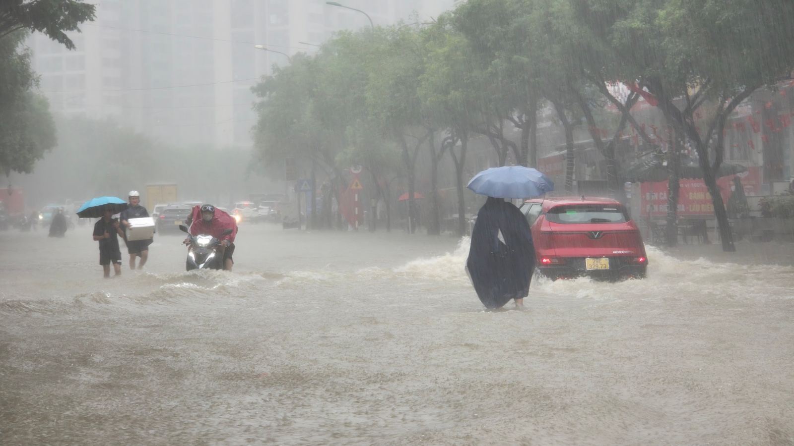 Mưa tầm tã không ngớt, "khu nhà giàu" Hà Nội ngập sâu: Nhiều biệt thự phải dựng rào chắn bằng tấm tôn, ngăn nước tràn vào- Ảnh 3.