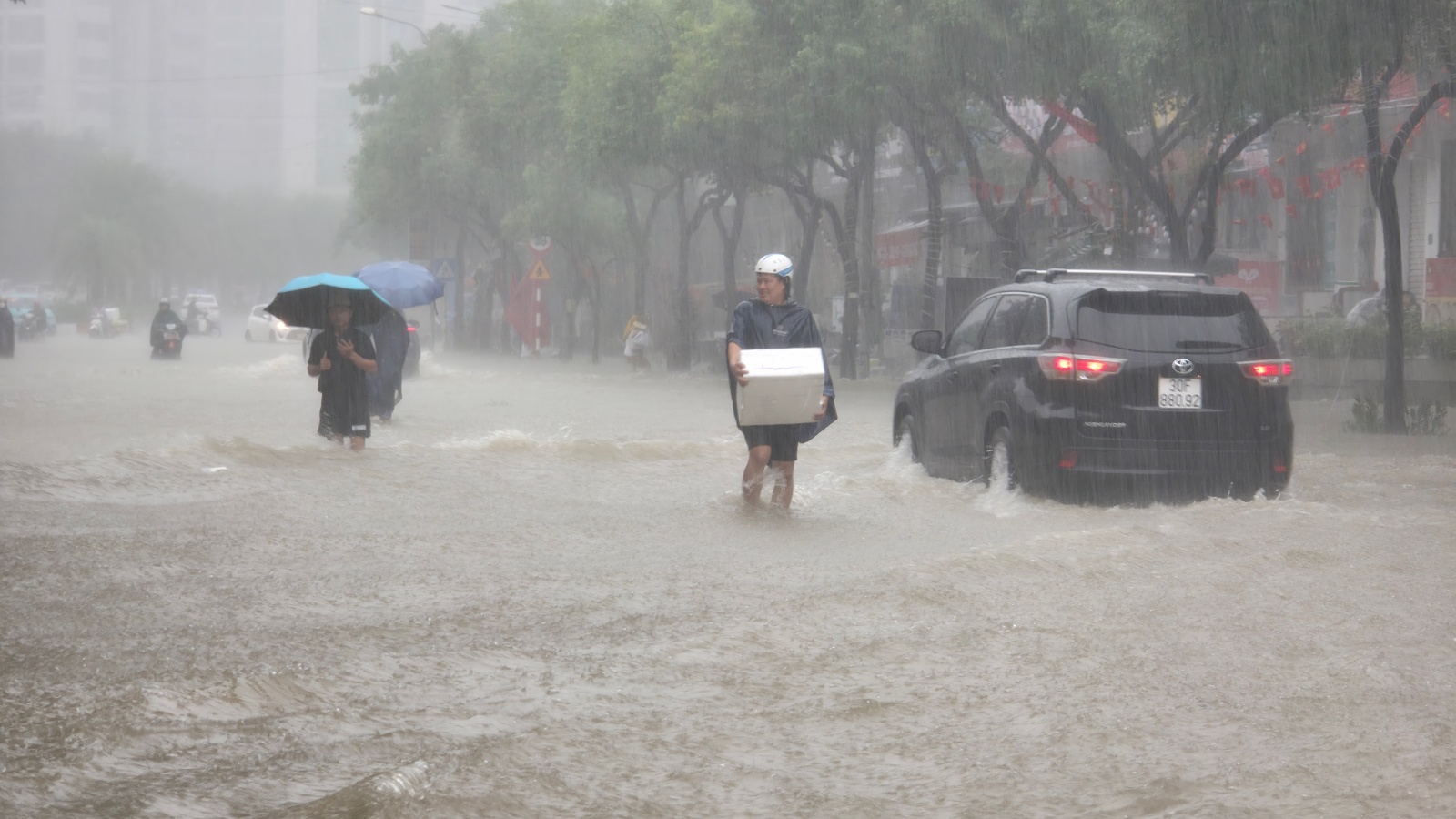 Mưa tầm tã không ngớt, "khu nhà giàu" Hà Nội ngập sâu: Nhiều biệt thự phải dựng rào chắn bằng tấm tôn, ngăn nước tràn vào- Ảnh 4.