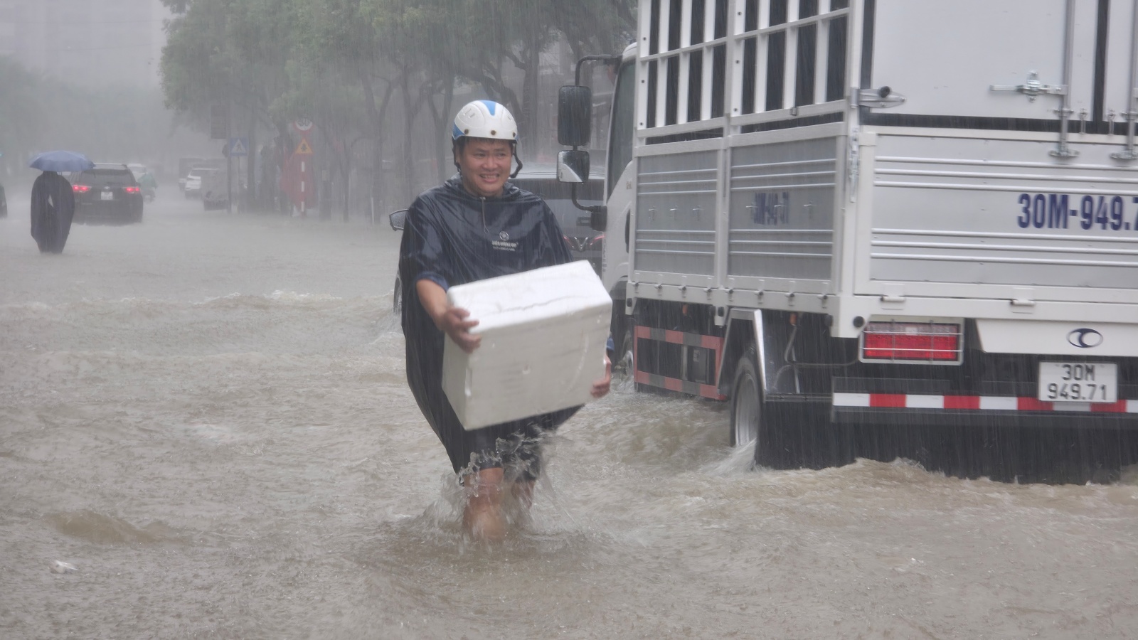 Mưa tầm tã không ngớt, "khu nhà giàu" Hà Nội ngập sâu: Nhiều biệt thự phải dựng rào chắn bằng tấm tôn, ngăn nước tràn vào- Ảnh 14.
